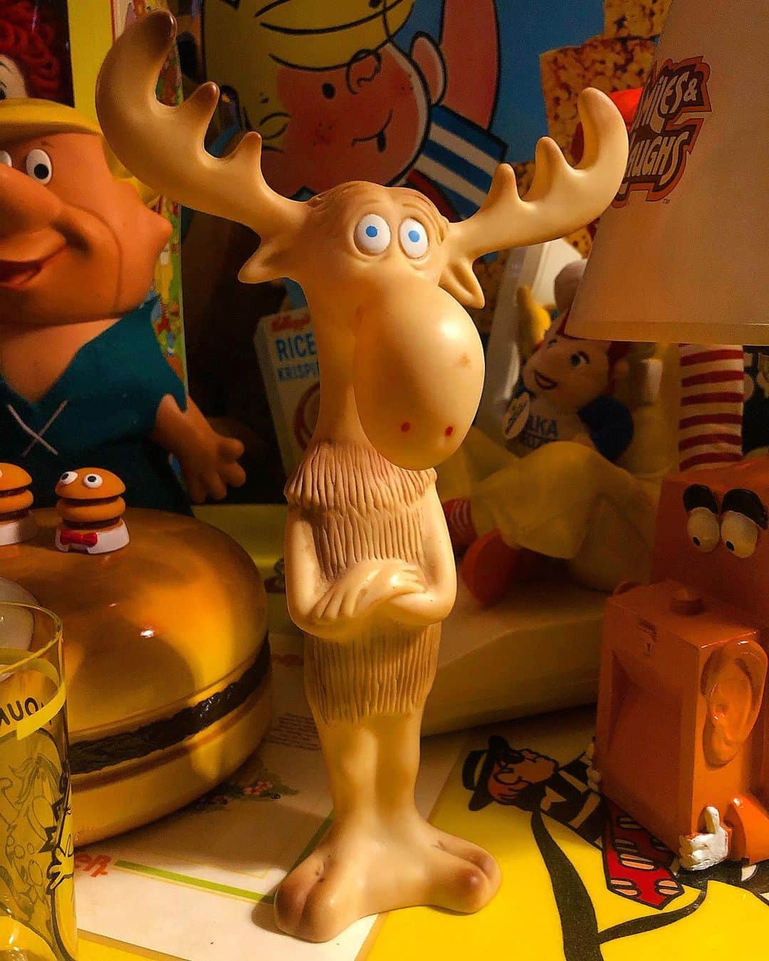 大川知英のインスタグラム：「60's Hungerford Bullwinkle rubberfigure🇺🇸 ハンガーフォードシリーズでもこいつは レア度が10のブルウィンクル... 遂に捕獲..そして..takatsubaseに飾られた..🚬 UPI❗️🧘🏼‍♂️🧘🏼‍♂️🧘🏼‍♂️ #hungerhord#bullwinkle #rubberfigure #60s#vintage#難易度10#レア度10 #捕獲#4年越し#ハンガーフォード好き #amecajiboys #takatsubase #アメトイ部キャプテン」
