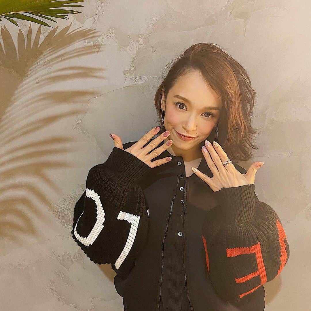 Soweluのインスタグラム：「New Nail♡ ラベンダーな気分でお願いした今回のネイルも 本当可愛い✨ @manami_latte._lowaly  ありがとう🥰  手元が可愛いと本当Happyに なれる💛 早くアウターをを着ないで良い季節になって ほしいなぁ🌞  今週も頑張ろう🌈 ・ ・ #newnail #makesmehappy #love」