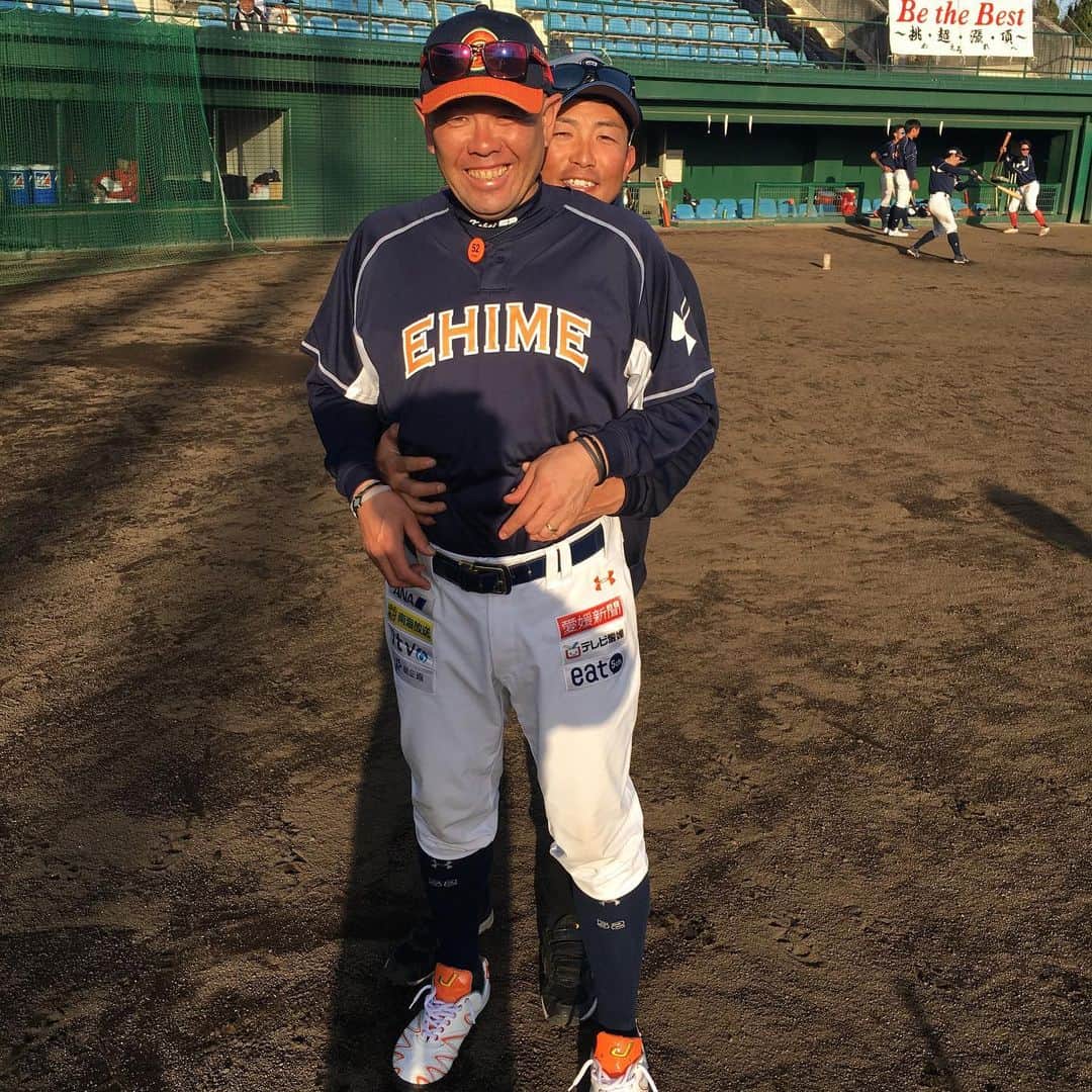 小田幸平のインスタグラム：「愛媛県東予運動公園野球場でJFE西日本とオープン戦でした。JFEコーチに元広島カープ梵英心君と久しぶりに会いました❗️試合は11対6で負け😭#愛媛県#東予市#東予運動公園野球場#梵英心#jfe西日本野球部#愛媛マンダリンパイレーツ#中日ドラゴンズ#読売ジャイアンツ#広島カープ」
