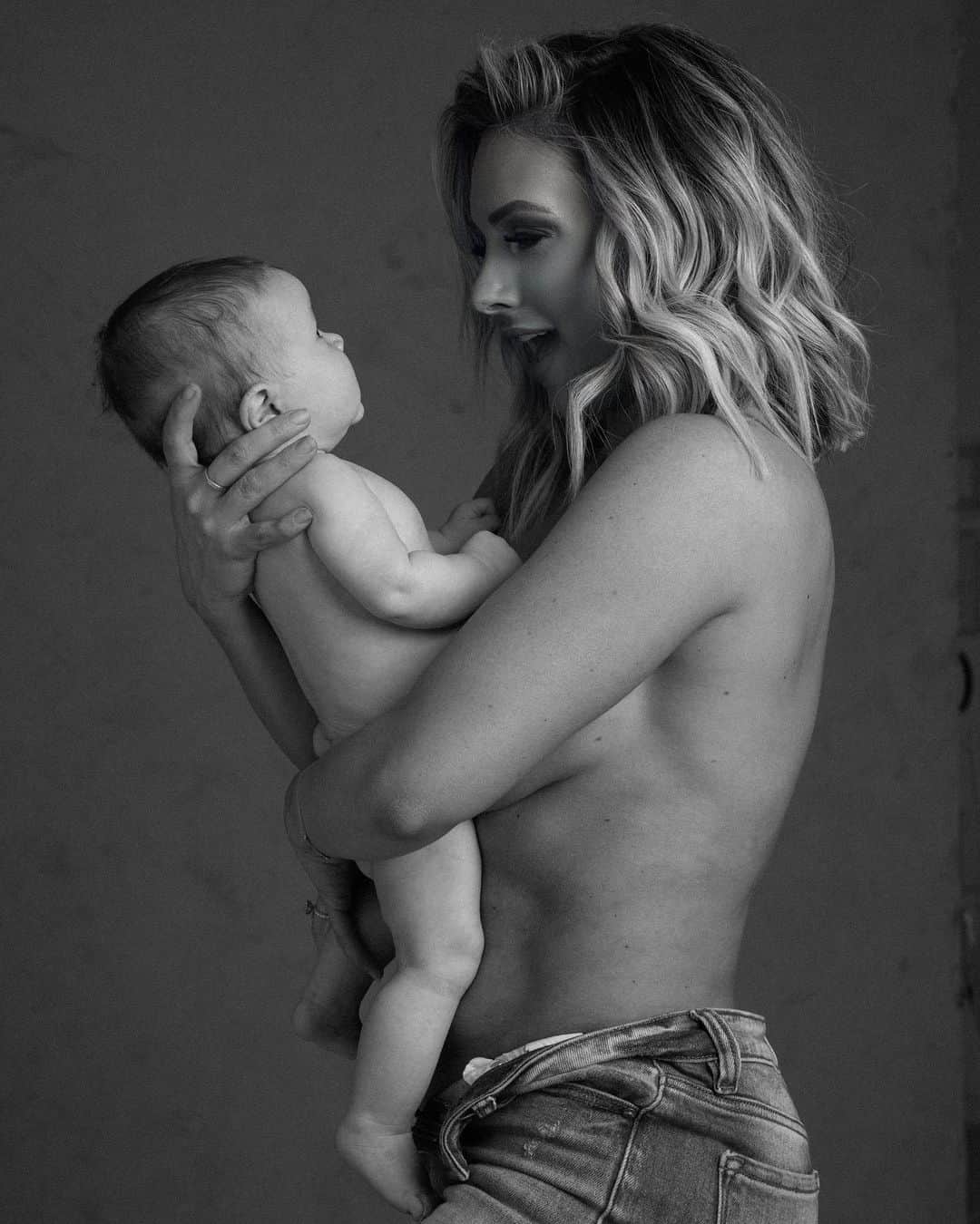 Paige Hathawayさんのインスタグラム写真 - (Paige HathawayInstagram)「Your MOMMY FOREVER I’ll be! 🤍 Which is your favorite out of these 3 photos!? 🖤」2月25日 11時55分 - paigehathaway