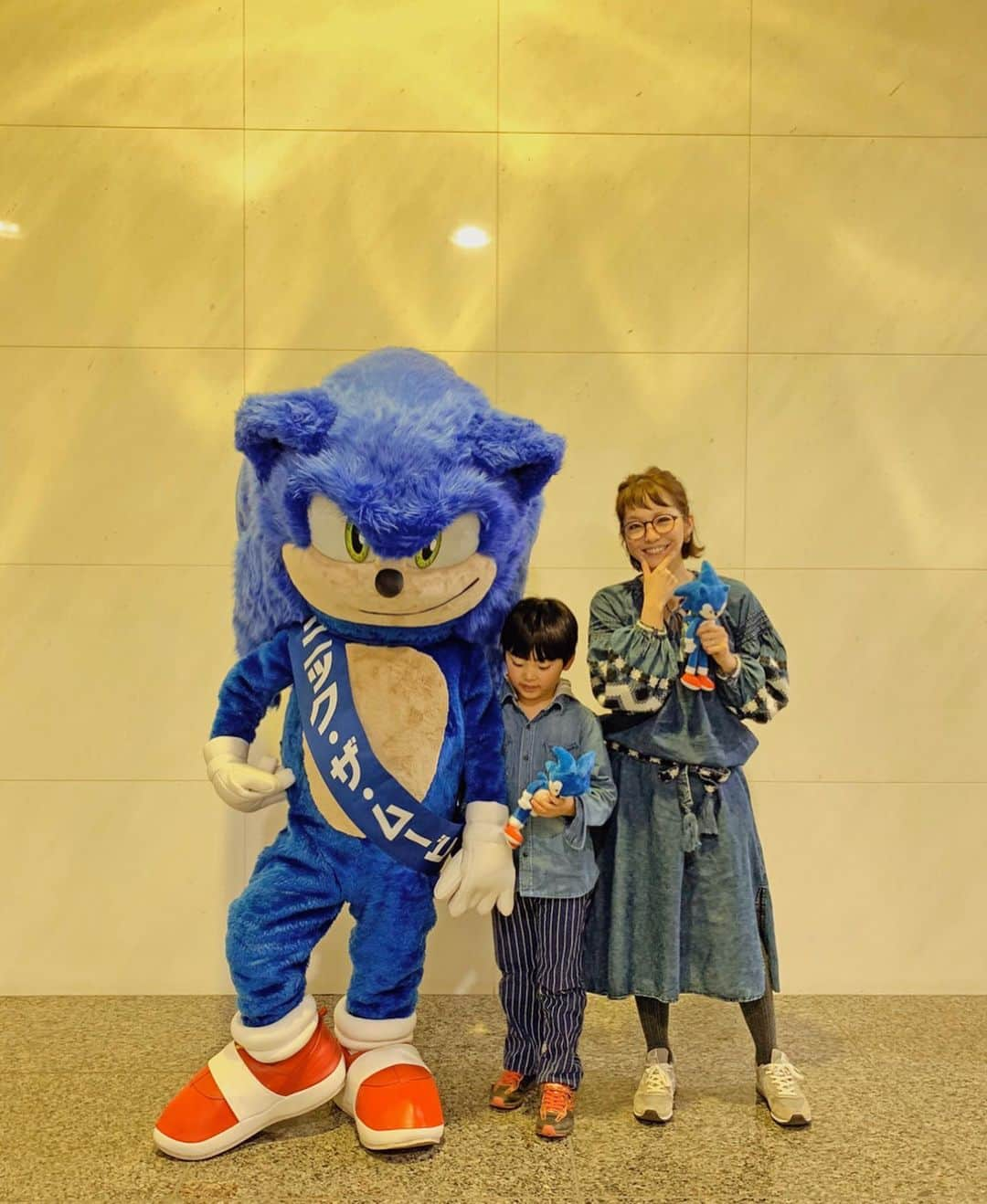 むらたさきさんのインスタグラム写真 - (むらたさきInstagram)「🦔🦔 ． 「ソニック ザ・ムービー」の親子試写会にお招きいただきました☺️🎥✨ ． 長男と久々の2人時間🤝♡ ． ． ． 1991年に日本で生まれた 超音速のスーパーパワーを持った ハリネズミのヒーロー・ソニックがハリウッド映画になって大活躍するMovie🎬😍 ((6/26(金)公開✨)) ． ． ソニックのスピード感にドキドキしたり、 ゲラゲラと笑いが起こるくらいにおもしろくて、 かっこよくて敵なし！かと思いきや その心に秘められた気持ちや 新たな仲間とのジーン😢💓とするエピソードもあって 大人も子どもも最後まで楽しめました👌😍😍 ． ． ． “あのシーンがおもしろかった！” “ここが1番好き！” と、 帰り道はソニックの話で持ちきりで、 ． 「映画がはじまったら、お父さんと◯◯(弟)と一緒にまた観に行きたいっ👍🥰」 と、 公開が待ち遠しいとのこと👦😋🎥✨ ． ． ． ． ． おまけ♡ ． 日頃から長男は 青い洋服×赤い靴を好んで着とるので、 意図せず全身がソニックとリンクして喜んどった♡🦔👏😂 ． 母ちゃんも赤い靴履いて行けばよかったかなぁ〜🥺👠 ． ． ． ． ． ． ． ． ． #6歳  #三兄弟 ． #映画ソニック  #おすすめファミリー映画  #今日からキミも親友だ #フレンドシップ #ハイタッチ #ハイファイブ #pr @sonicmovie_jp  @paramount_japan」2月25日 11時58分 - muratasaki