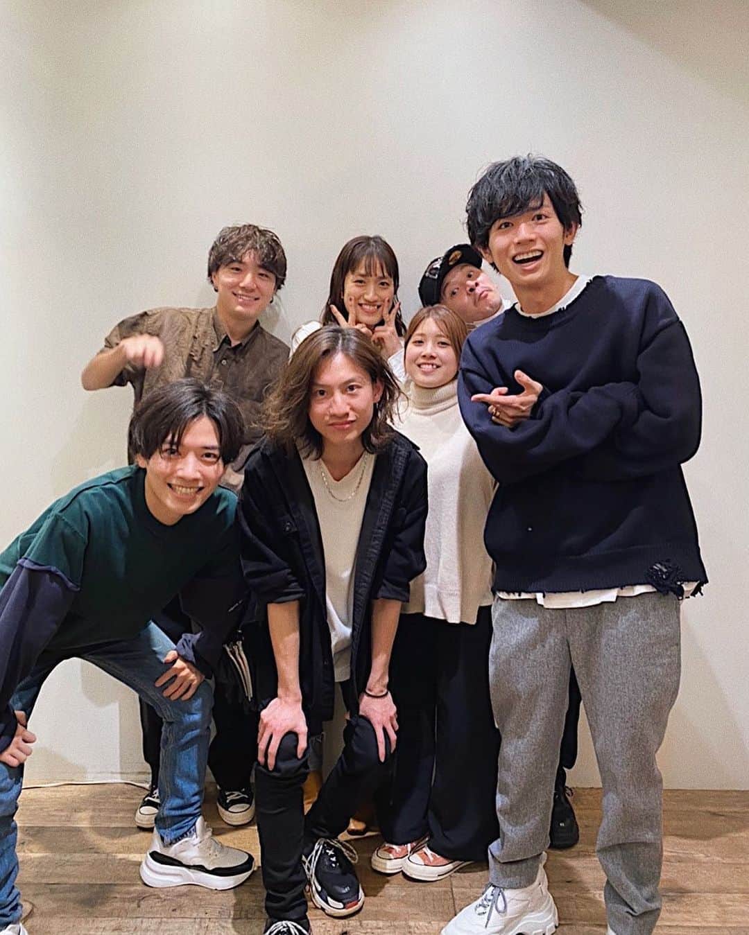 片山良平のインスタグラム：「・ ・ ・ LONESS、9人目のスタイリスト @tsubasa__hasegawa が3月1日から銀座店でスタイリストデビューします✂︎ ・ LONESSのオープニングメンバーがデビューするのは本当に嬉しいよ✨ これがゴールじゃなくて、スタイリストになってからがスタートだからな😁 みんなが支えてくれるから大丈夫👌 頑張れよ、翼👏 #LONESS #スタイリスト #美容師 #これから幕開け #9人目のメンバー #写真に #2人いないけどなw」