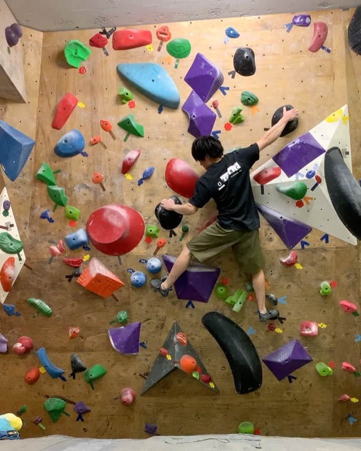 のインスタグラム：「It was a good session at my home @apexclimbingyotsuya . Taking my time to build physical and mental. Ready to go outside soon.  #climbing#bouldering#training#ボルダリング#トレーニング @frictionlabs  @organicclimbing  @unparallelup  @rockmasterhq  @team_edelrid」