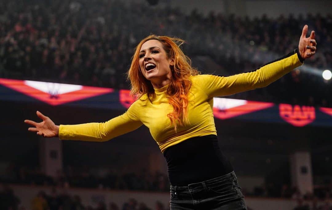 WWEさんのインスタグラム写真 - (WWEInstagram)「It was complete chaos... but #WWEChamber contract is officially signed!  @beckylynchwwe will face the winner at #WrestleMania!」2月25日 12時23分 - wwe