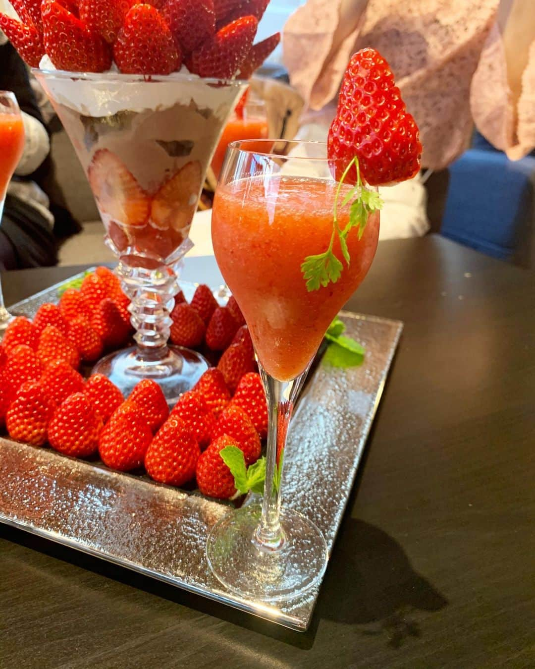 芽華ららさんのインスタグラム写真 - (芽華ららInstagram)「🍓🍓🍓🍓🍓﻿ ﻿ ららのいちご活動その①🍓💕﻿ ﻿ 座ったままでイチゴ狩り💓﻿ イチゴを100個使ったおっきなパフェ😍🍓﻿ ﻿ ３人で食べれるかな〜と心配だったけど、ぺろりと食べちゃいました🥰﻿ ﻿ イチゴは大好きだから永遠に食べれるよ😉🍓💓﻿ でもイチゴフレーバーは得意じゃないから食べません🤣💔﻿ ﻿ I’m crazy about strawberries 🍓 ﻿ This parfait made of 100 strawberries!!﻿ I’m sooooo happy <3﻿ ﻿ ﻿  #strawberry#love#happy#大好き#イチゴ#苺#パフェ#イチゴパフェ#東京カレンダー#東カレ倶楽部#rarastagram#❤️」2月25日 12時24分 - rara.world