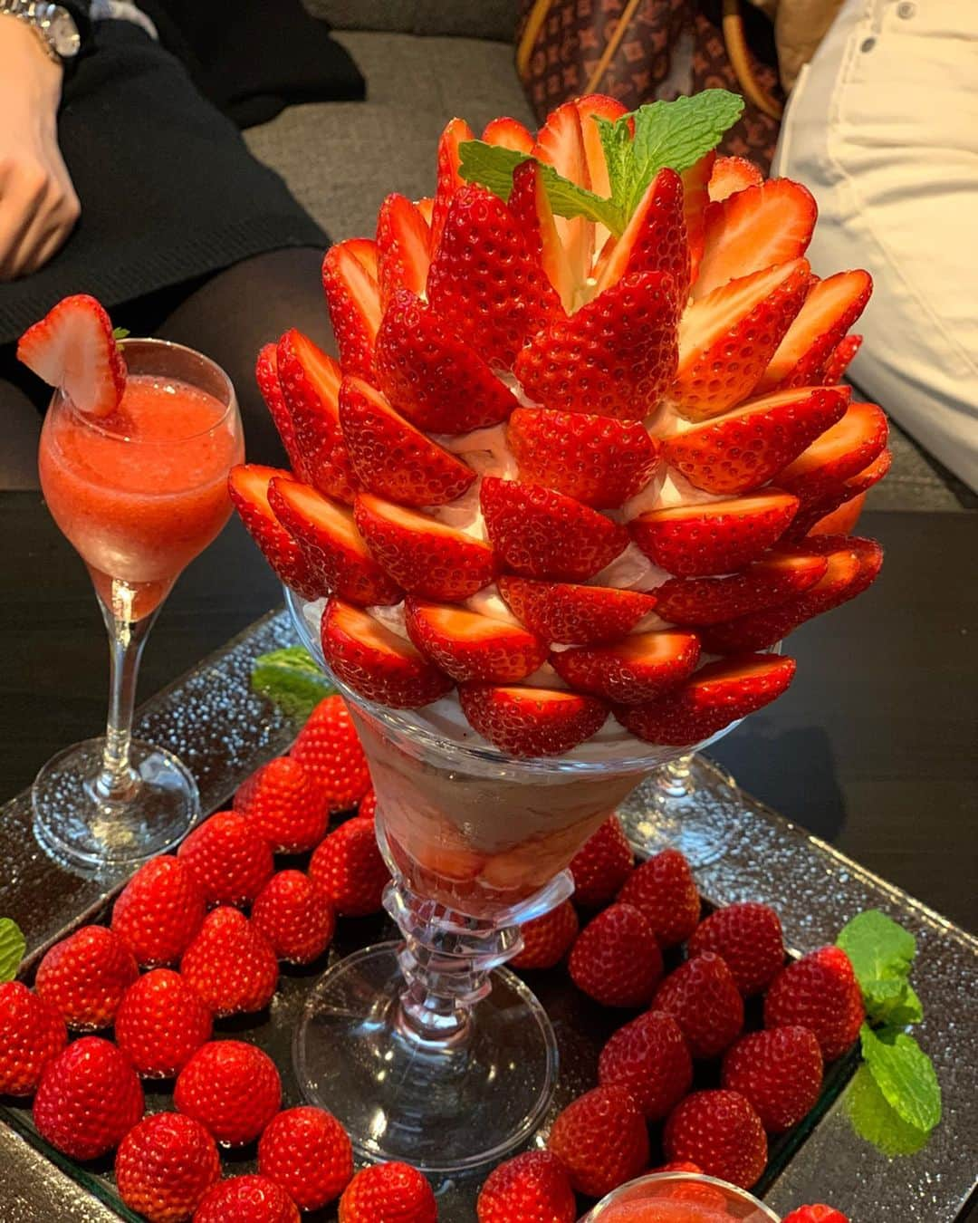 芽華ららさんのインスタグラム写真 - (芽華ららInstagram)「🍓🍓🍓🍓🍓﻿ ﻿ ららのいちご活動その①🍓💕﻿ ﻿ 座ったままでイチゴ狩り💓﻿ イチゴを100個使ったおっきなパフェ😍🍓﻿ ﻿ ３人で食べれるかな〜と心配だったけど、ぺろりと食べちゃいました🥰﻿ ﻿ イチゴは大好きだから永遠に食べれるよ😉🍓💓﻿ でもイチゴフレーバーは得意じゃないから食べません🤣💔﻿ ﻿ I’m crazy about strawberries 🍓 ﻿ This parfait made of 100 strawberries!!﻿ I’m sooooo happy <3﻿ ﻿ ﻿  #strawberry#love#happy#大好き#イチゴ#苺#パフェ#イチゴパフェ#東京カレンダー#東カレ倶楽部#rarastagram#❤️」2月25日 12時24分 - rara.world