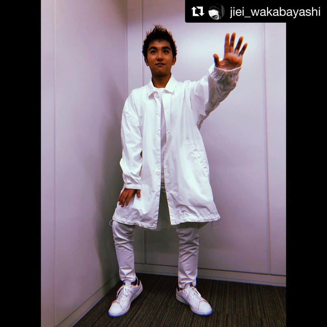 ZUCCa official Instagramさんのインスタグラム写真 - (ZUCCa official InstagramInstagram)「#Repost @jiei_wakabayashi with @get_repost ・・・ 今日、ZUCCaさんのムック本が発売されます！僕は全身真っ白で写真を撮らせて頂きました！ 絶対にカレーはこぼせませんでした。  素敵なお洋服ですよね？ 似合ってますかね？  是非、本屋さんに足を運んで下さい！  #zucca」2月25日 12時25分 - zucca_official