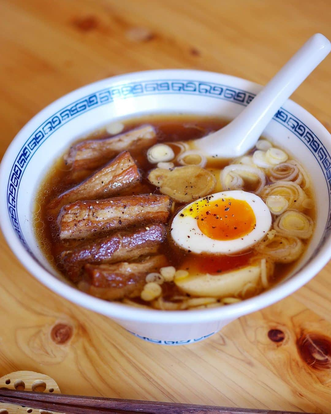 Akihiro Yoshidaさんのインスタグラム写真 - (Akihiro YoshidaInstagram)「#魯肉麺 #ラーメン  残った #魯肉飯 の肉を使ってラーメン  #五香粉 の香りに少し甘めのタレがスープに溶け出して美味しい。甘くなり過ぎないように生のねぎと胡椒でピリッと。  南極の氷のように、表面に浮き出している塊肉は一部。スープの下には大きな肉が眠っています ・ ■レシピ1人分  step1.昨日の魯肉飯  step2.生麺4玉入りに、醤油だれの小袋80円ぐらいを調達  step3.半熟卵、ネギ、胡椒を散らして出来上がり ・ #手料理 #おうちごはん #japanesefood #旦那飯 #旦那飯👨‍🍳　#フーディーテーブル　#ぬくぬくごはんタイム #ルーローファン　#ランチ　#昼飯　#アンバサダー募集」2月25日 12時26分 - akihiroy