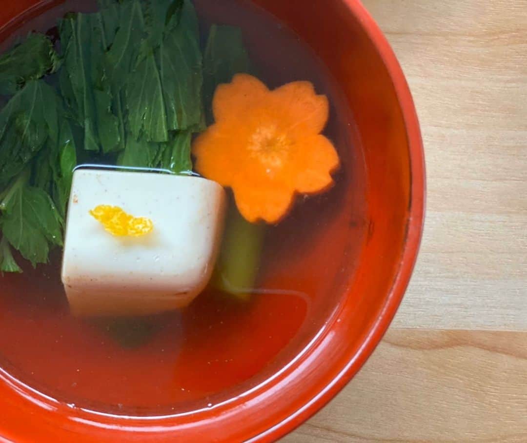 氷川きよしさんのインスタグラム写真 - (氷川きよしInstagram)「今日の朝食。こないだ摘んだよもぎでよもぎご飯。かつおと昆布で出汁をとって豆腐と明日葉を入れたお吸い物。ぼくの明太子♡と海苔。 小松菜とリンゴとオレンジとバナナのスムージー。 15分でチャチャっとw  by kii  #氷川きよし #hikawakiyoshi #かねふく #おうちごはん #kii #bykii #キヨラー」2月25日 12時35分 - hikawa_kiyoshi_official