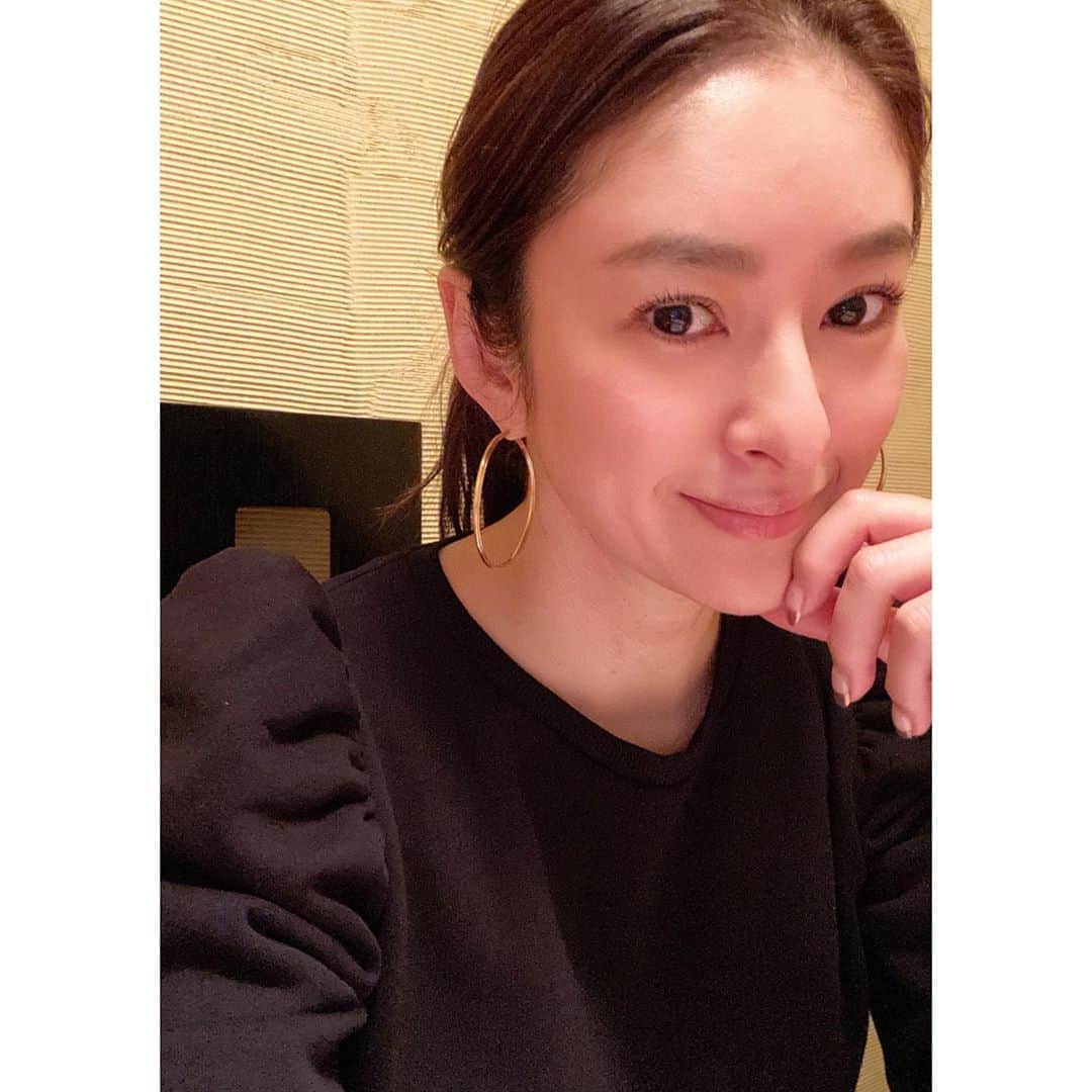のインスタグラム：「ご近所lunchへは うっすらカバーしてくれる日焼け止めに 眉毛を少し足して ノーラインでマスカラして @fujiko_brand のリップでメイク完了💄 先週 @mime_ginza にてマツパ&トリートメントをして カール復活☺︎ ENVIRON @environ_jp 復活して  かなりでていたA反応も落ち着いてきた✨ よしよし👍☺︎ お洋服は そろそろ厚手ニットとはバイバイな気分で 先日買った @zara のパフスリーブが好評で嬉しい❤︎ @mariablackjp のフープピアスとも相性良し☺︎ #zara #mariablack #mime #まつ毛パーマ」