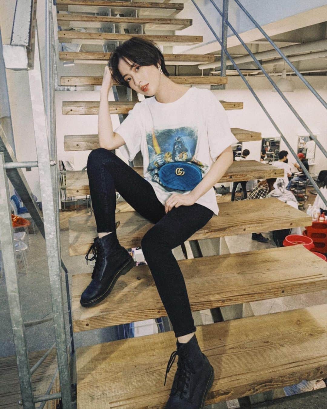ソンイのインスタグラム：「GYDAの新作デニムのストレッチ具合が神すぎて最高🤍🤍🤍 🦋Tシャツ: @akte_official 🦋ウエストBag: @gucci 🦋黒スキニー: @gydajp 🦋ブーツ: @drmartensofficial 🦋ピアス: @unchained.jp」