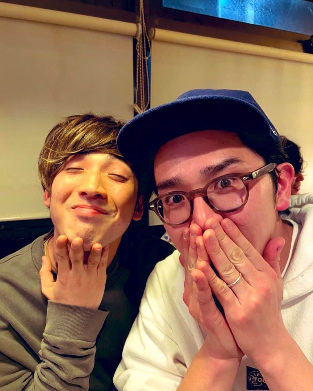 長島涼平のインスタグラム：「良い日だった。ホリデーありがと。  12年前はその後一緒にバンドやるなんて全く想像してなかったけどな。  2枚目の写真の2人と俺と誠治君とで当時お互いのバンドの嫌いだったところを話すっていうのめっちゃ面白かったな。互いに若かったんだね笑  #ho17 #thetelephones #フレンズ」