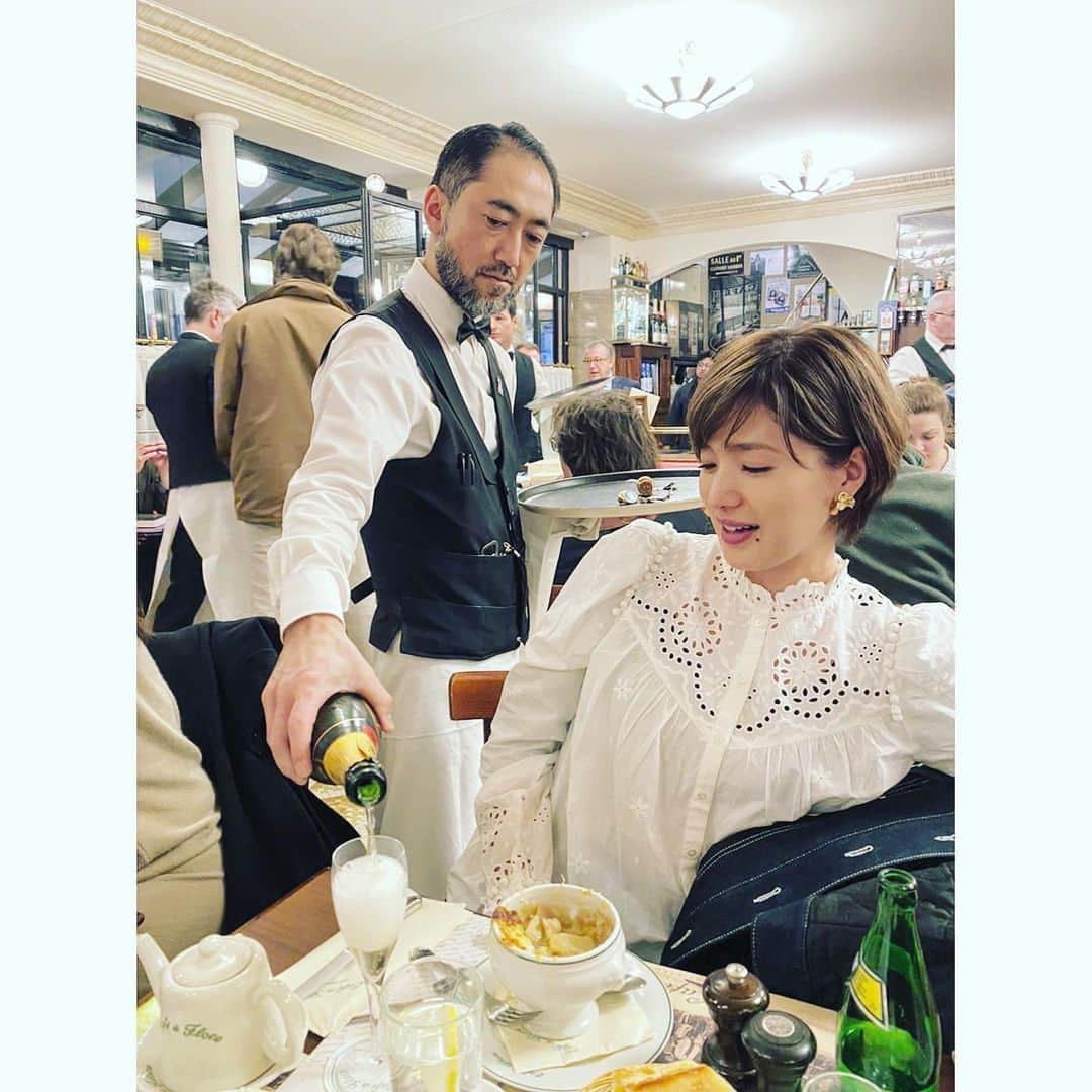 廣瀬規子さんのインスタグラム写真 - (廣瀬規子Instagram)「パリに来たからにはこのお方の所に行かないわけにはいきません。　@yamashitatetsuya ・ やはりやはり、満席の店内。 山下さんの粋でスマートな接客、 フレンチオニオンスープの美味しいこと。 デザートは別腹で🍰💕 ・ 頂いた一杯のシャンパンのお陰で 20:30くらいから朝の4:00まで寝続けた自分に驚きつつ、、、😳 ・ ・ #paris #cafedeflore  #山下哲也　さん」2月25日 13時06分 - noriko_style