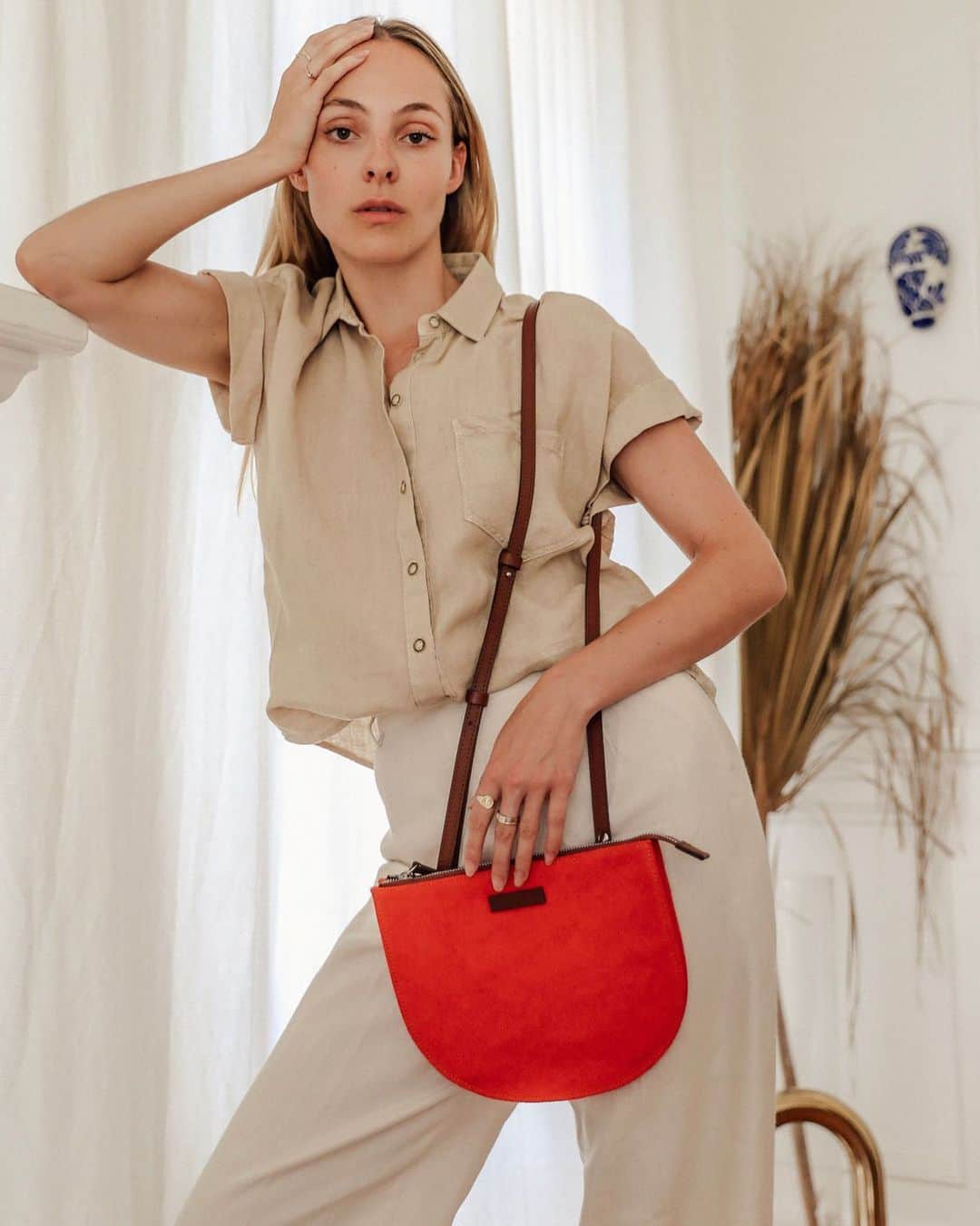 グラフ&ランツのインスタグラム：「That pop of color every outfit needs 👜 ❤️」
