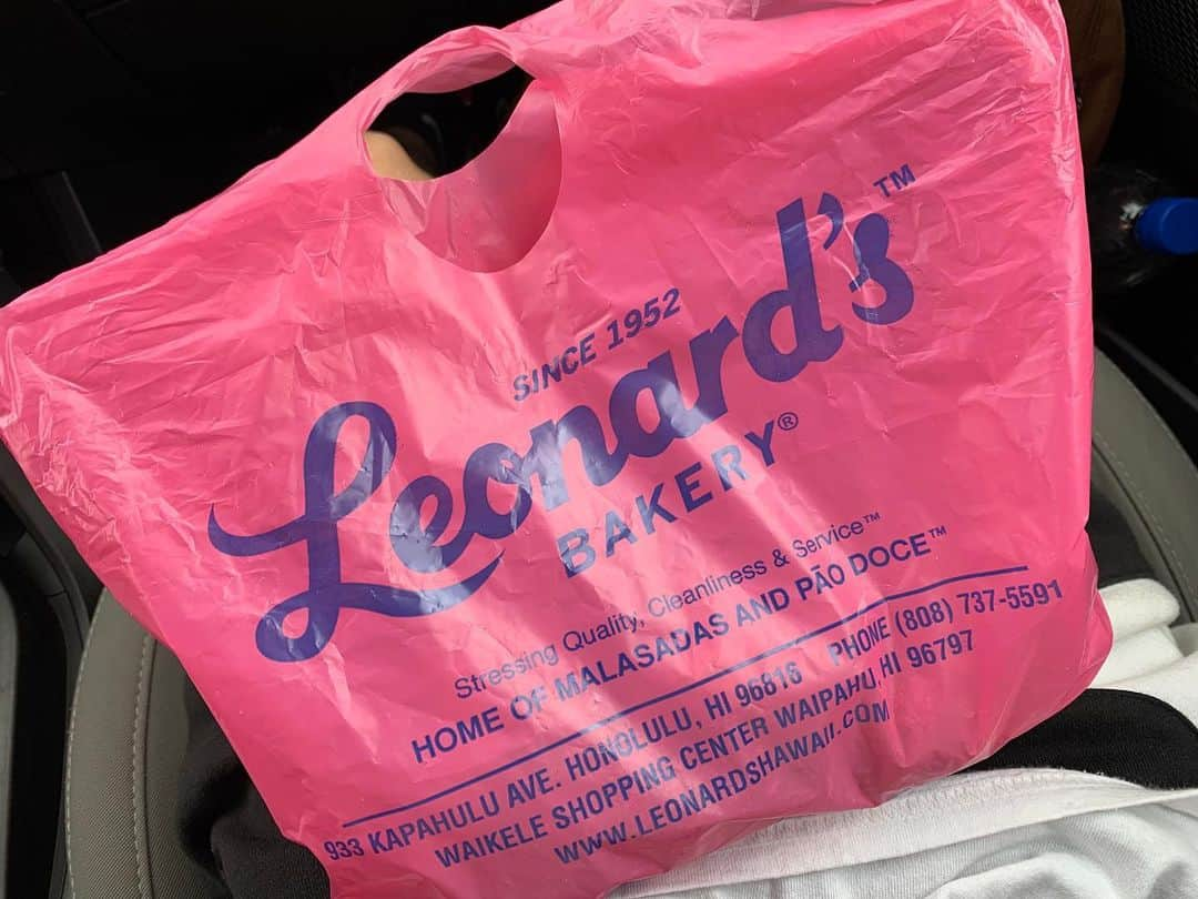 KYOHEYさんのインスタグラム写真 - (KYOHEYInstagram)「Finally I ate the Malasada at Leonards that I wanted to eat!!!☺︎︎☺︎☺︎ #Honolulu #Hawaii #Malasadas  #leonards #waikele #shopping #NIKE #tripgram #yum  #original #custard #chocolate」2月25日 13時13分 - kyohey5