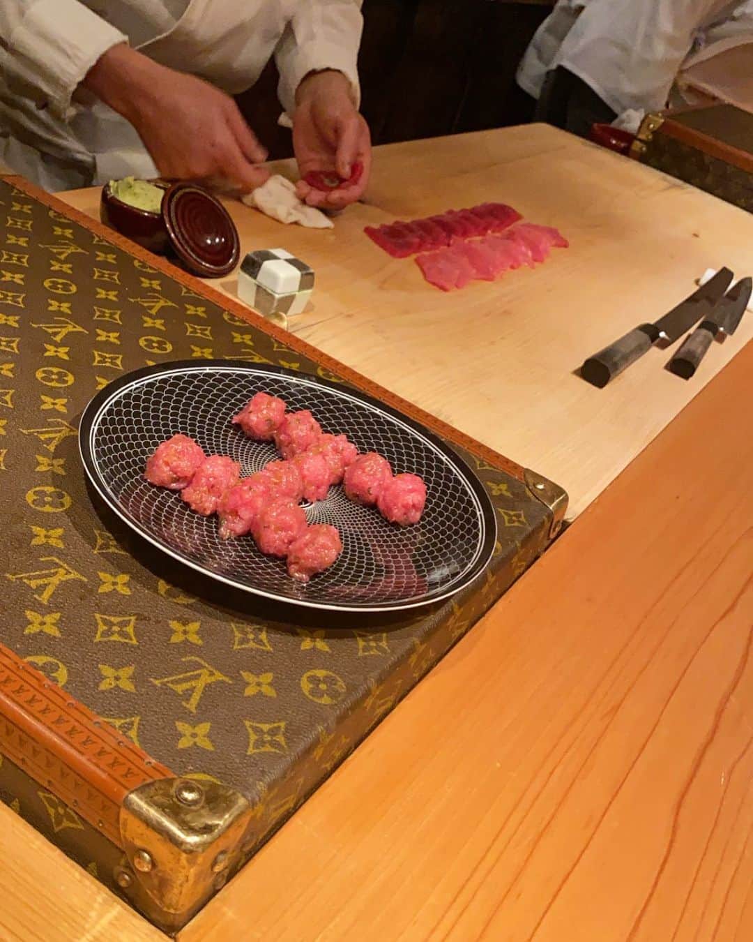 「kabukiペディア」公式アカウントのインスタグラム：「わぁ〜！って写真撮りたくなるのばかり！ さすが中目黒のエンターテインメント寿司🍣 かなり久しぶりの投稿です！ ※パスワード忘れちゃって2年半放置してましたw #sushi #sushilovers #japan #japanesefood #foodstagram #food #foodie #deliciousfood #entertainment #寿司 #鮨 #和食 #日本 #マグロ #エルメス #ヴィトン #中目黒 #中目黒グルメ #louisvuitton #hermes」