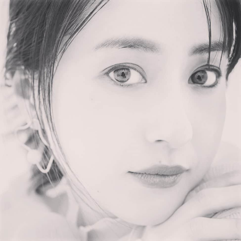 松本若菜さんのインスタグラム写真 - (松本若菜Instagram)「. コメントありがとうございます。 . 誕生日を迎えました。 . 両親に感謝。 いつも支えて下さる事務所の皆さんに感謝。 応援して下さる皆さんに感謝。 . 応援して頂けることを当たり前と思わず、 先ずは目の前のことに精一杯、悩み苦しみ喜び、守りに入らず常に挑戦することを忘れないでいきます。 . そんな姿をみなさんに届けます。 いつも、ありがとうございます。 . . 写真は大好きなイガリシノブさんのメイク。 今月号は全く手に入らないくらい大人気の美STに載ってます。」2月25日 13時07分 - matsumoto_wakana