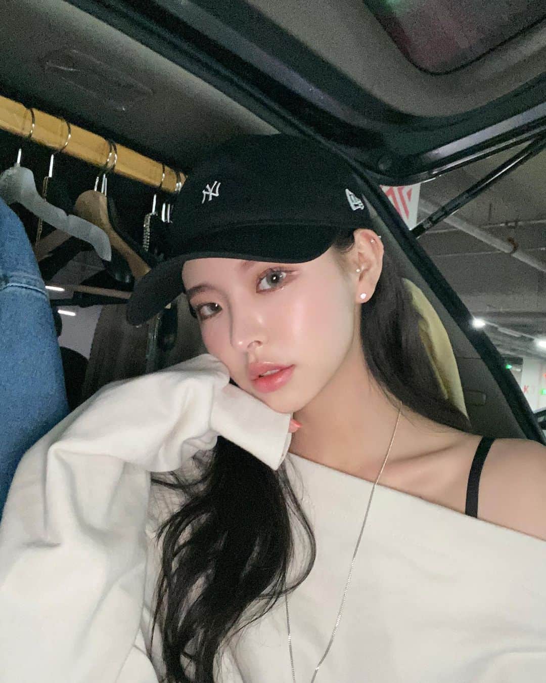 Chuuのインスタグラム：「믿고 입는 츄메이드⚡️ 오프숄더맨투맨! 흘러내릴 걱정없이 숄더부분 짱짱하규, #graybeige #black 가장 많이 입는 컬러로 만들었어요!」