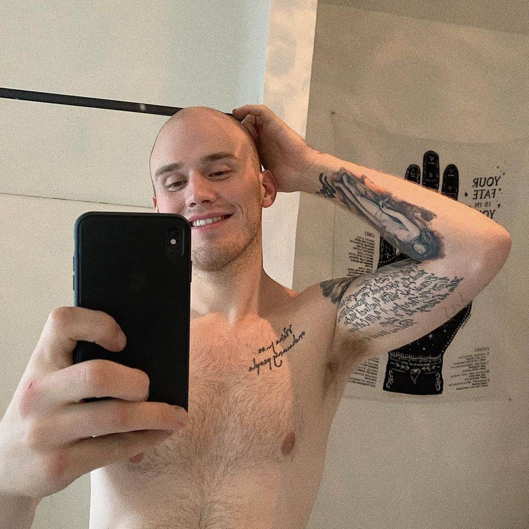ブランドン・シェイアのインスタグラム：「Finished the music video for my single “mess” 🥰 should I release it next week?」