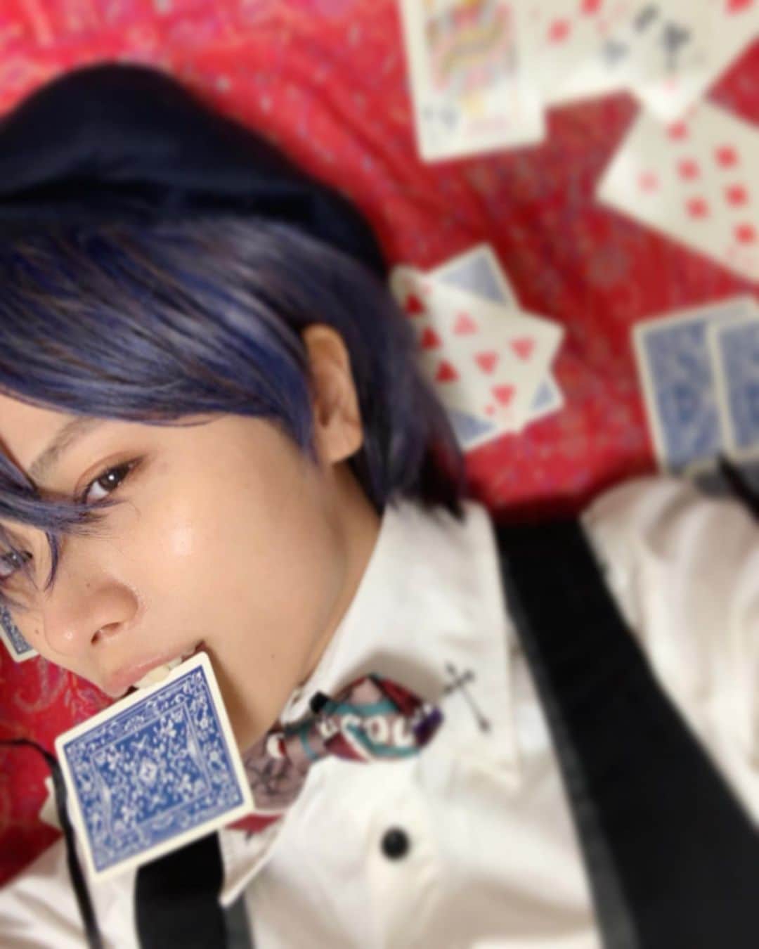 春川芽生のインスタグラム：「これは私が、僕っ子ディーラーだった時の写真です🤑♦️ . . #実際全然トランプ捌けない #あのバラララってするやつ返しができない #好きなゲームは一休さん」