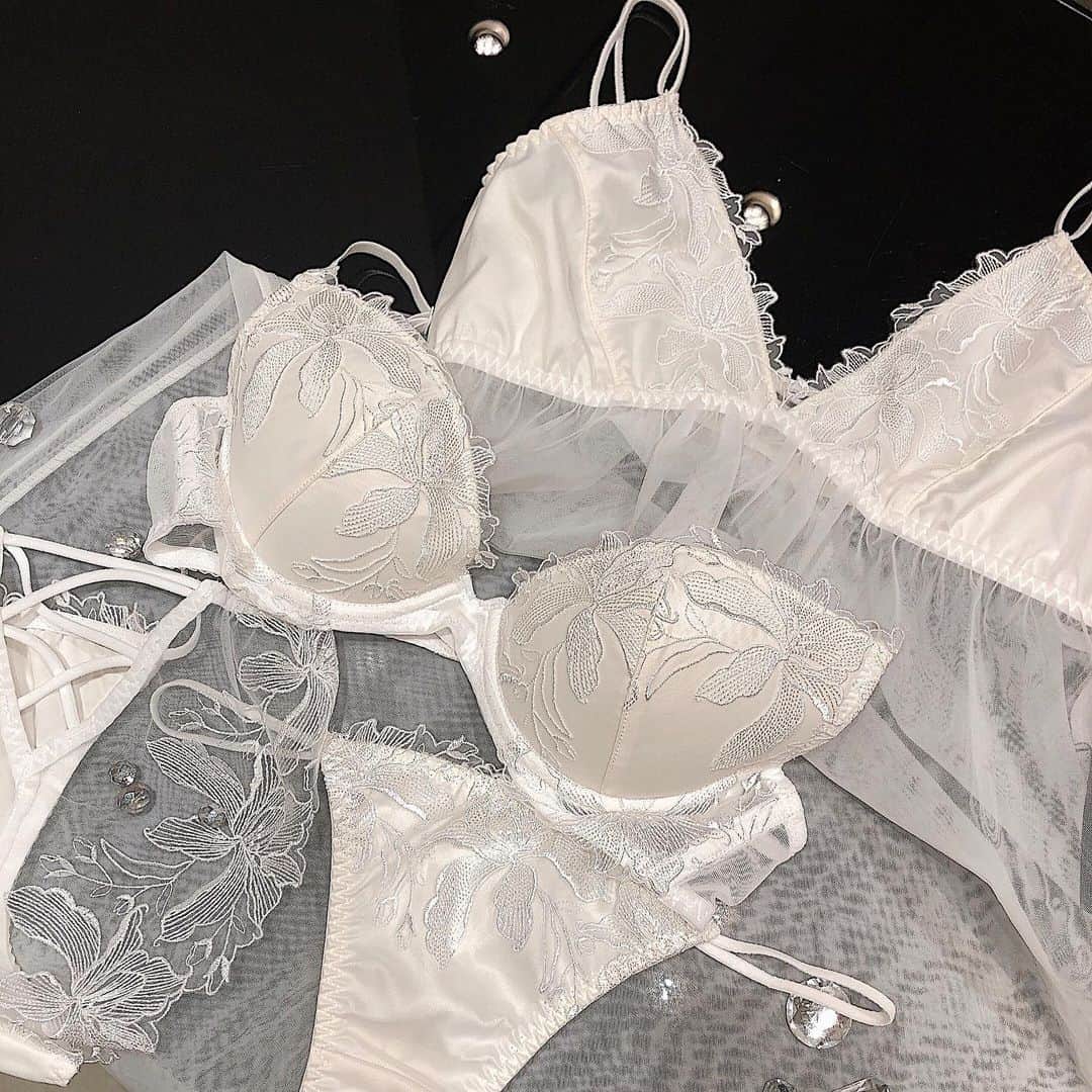 Ravijour札幌4丁目プラザ店のインスタグラム：「🤍純白な白ランジェリ🤍 ベースとユリの刺繍が白で統一されていて大人セクシーを演出してくれます🤍  詳細blogにてチェックしてね🤍✨ . #ravijou #ラヴィジュール #ravijourstaff  #ravijour_official  #ravijoursapporo #onsale」
