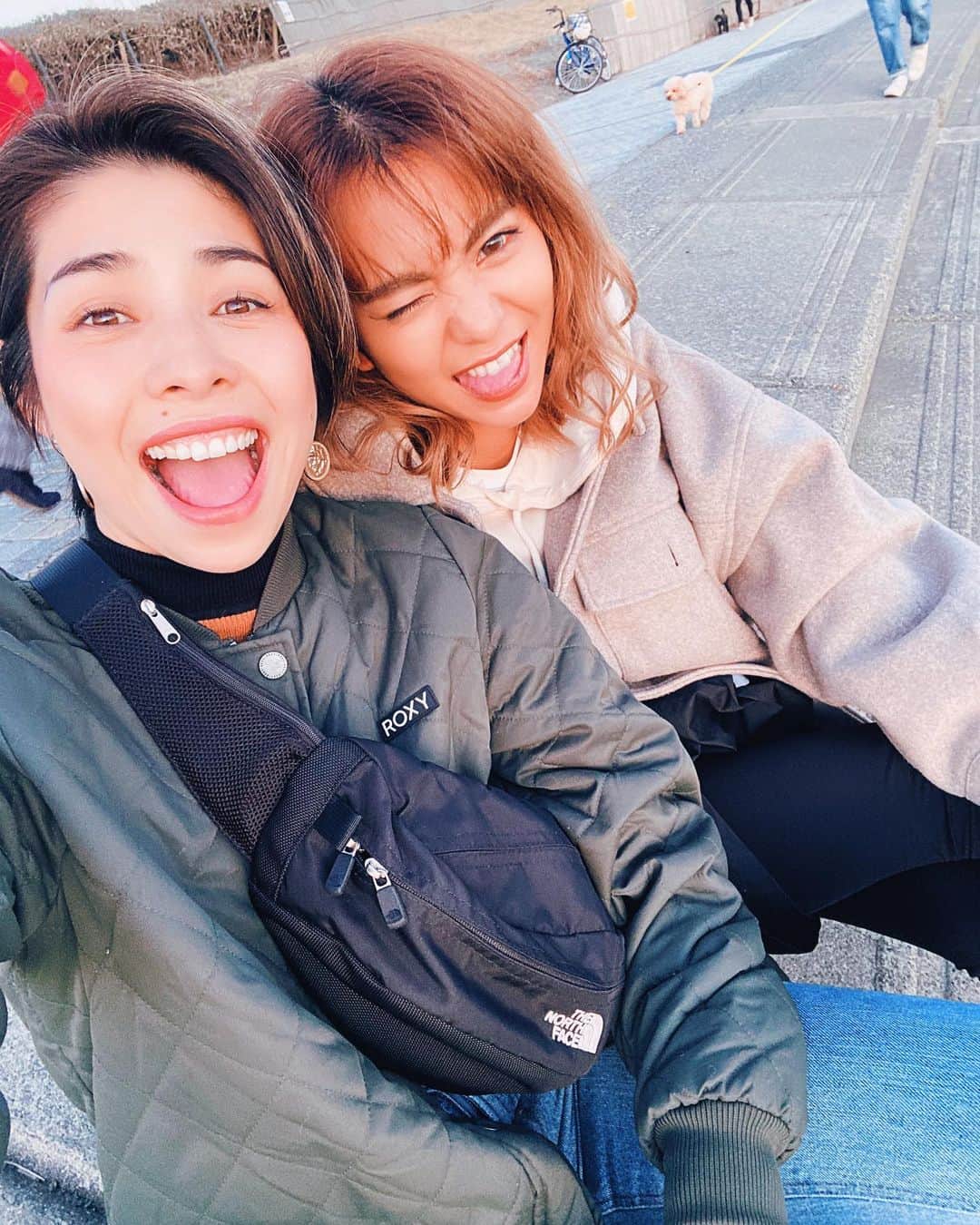 齋藤美波のインスタグラム：「🌞🌞🌞 ・ 急に湘南に来た熊倉家🤣 サンセット見終わった後 ぱぱ達はいつもの釣りへ🎣 ・ 帰ってこないなーと思いきや カマス4匹釣ってきた！！！ 一真シェフに捌いてもらて 炙り刺身と塩焼きにして頂きました😍 うんめかった。 久しぶりにたくさん話したなー 時間足りんっ らぶー❤️ ・ 次はいつもの6人で 古民家旅行 計画中〜🤪👍🏽 ・ ・ #10年以上の付き合い #fine #歯茎と茹で卵 #信友#親友#友達#大好き#家族 #サンセット#湘南#連休#休日 #firend#family#holiday#sunset#shonan」