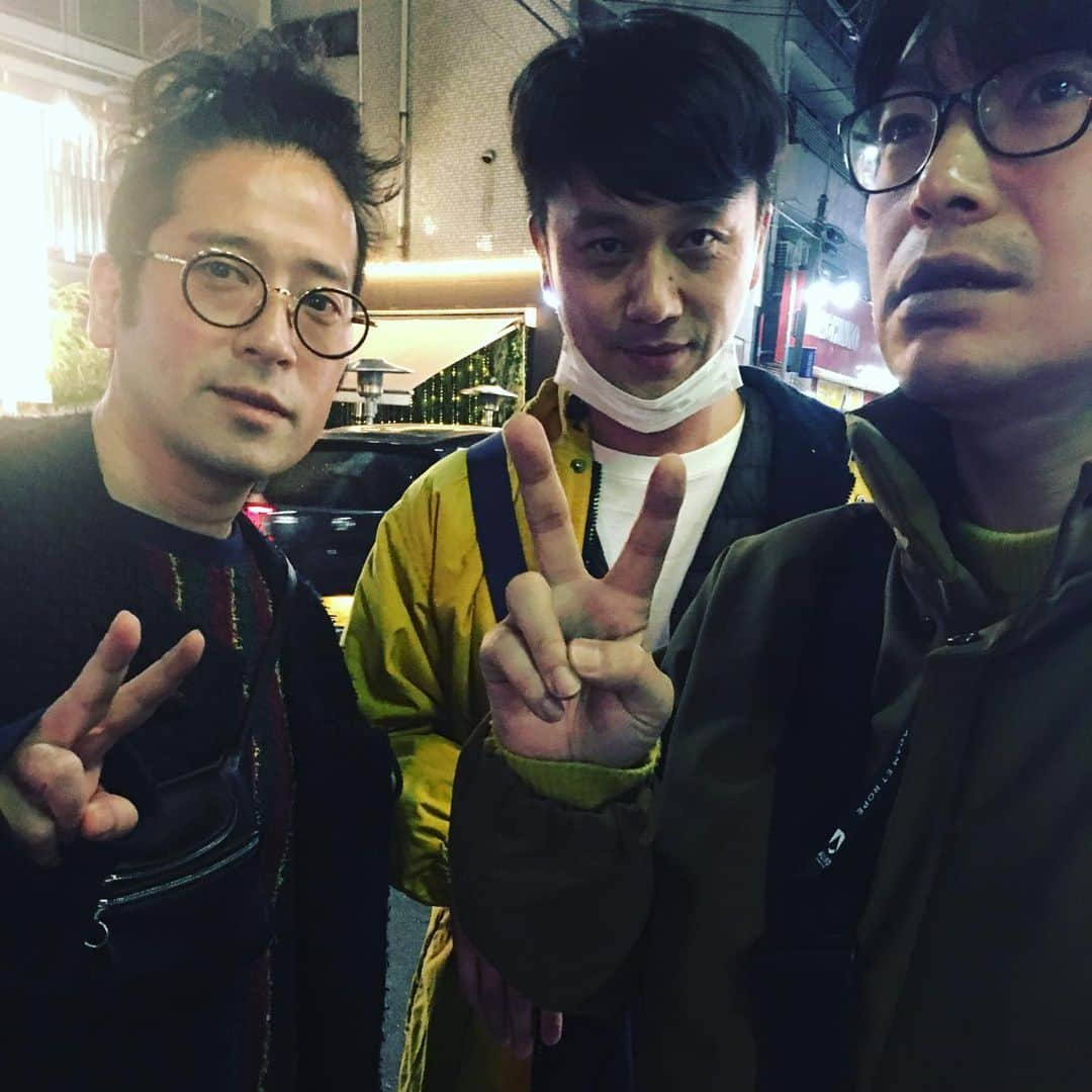 押見泰憲さんのインスタグラム写真 - (押見泰憲Instagram)「昨日は急遽誘っていただき、4人でお酒。お店に入る直前で、偶然2人に遭遇。みんなみんな生きているんだ友達なんだ。友達というか、先輩後輩なんだー。#佐久間一行#デッカチャン#ピクニック#ピース又吉#サルゴリラ児玉#犬の心押見」2月25日 13時31分 - oshimi_yasunori