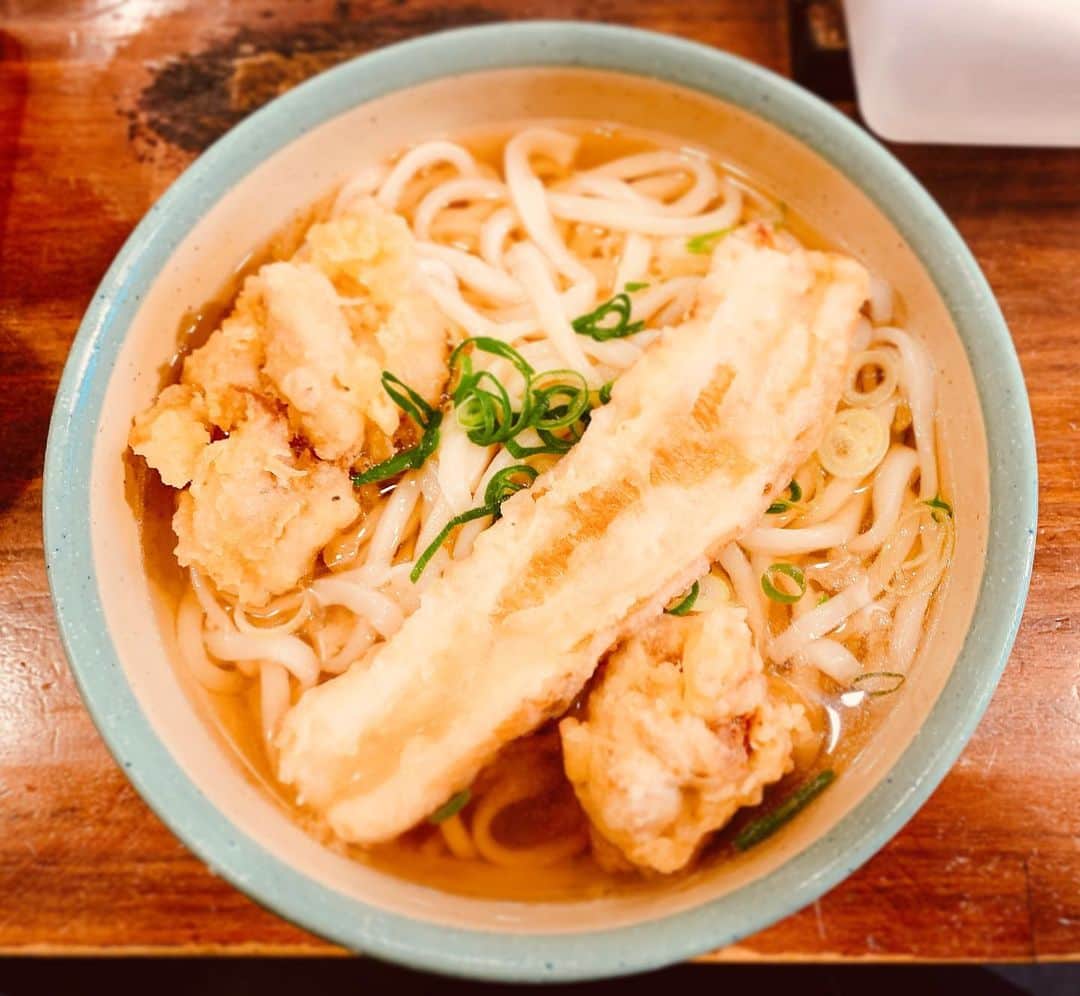 のインスタグラム：「うどんにもちくわの天ぷらにも目がない私にとってお昼から贅沢すぎる一杯。 #うどん」