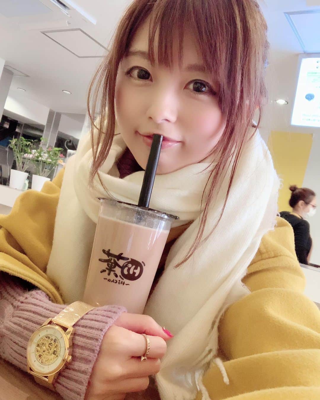satomiさんのインスタグラム写真 - (satomiInstagram)「荻窪にきたよ（@hichatokyo）💓🥤 * ここタピオカ屋さんでは珍しいイートインスペース があるしコンセントまで完備🔌落ち着く〜🥤 * * 時計は（@loborjapan）のお気に入り⌚️ クーポンコード【saato210】10%offになるので ぜひ使ってみてね💓 * #Hi茶  #ハイチャ #タピオカ  #池袋タピオカ #上野タピオカ #自由が丘タピオカ #荻窪タピオカ #チョコレートタピオカ #チョコレート好きな人と繋がりたい #タピオカ好きと繋がりたい  #さとみのグルメ記録  #荻窪グルメ #ハイチャ荻窪 #Hi茶荻窪 @hichatokyo  @loborjapan #lobor #ロバー  #腕時計  #時計  #手元倶楽部 #hicha」2月25日 13時40分 - saatoomii47