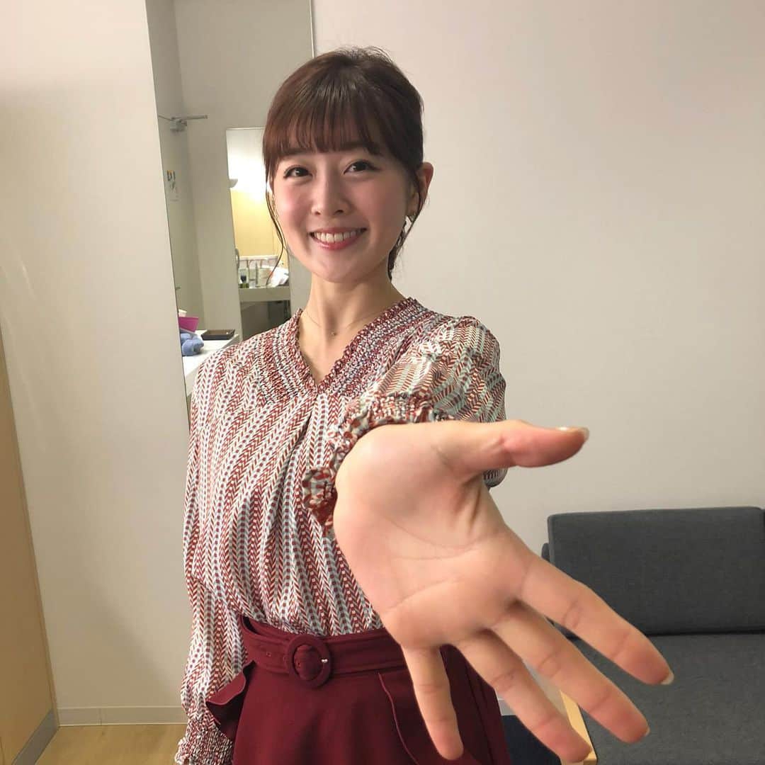 中村秀香のインスタグラム：「今朝は #すまたん エンタメ担当でした！ありがとうございました☺️ .  いつも写真を撮る時、 ポーズに困るのですが… スタイリストさんが中学生の頃に流行っていたポーズを教えてくれたので、早速やってみました📸 小顔効果があるそうです！笑 .  次回すまたん出演は、今週金曜日！エンタメ担当です♪ .  よろしくお願い致します。」