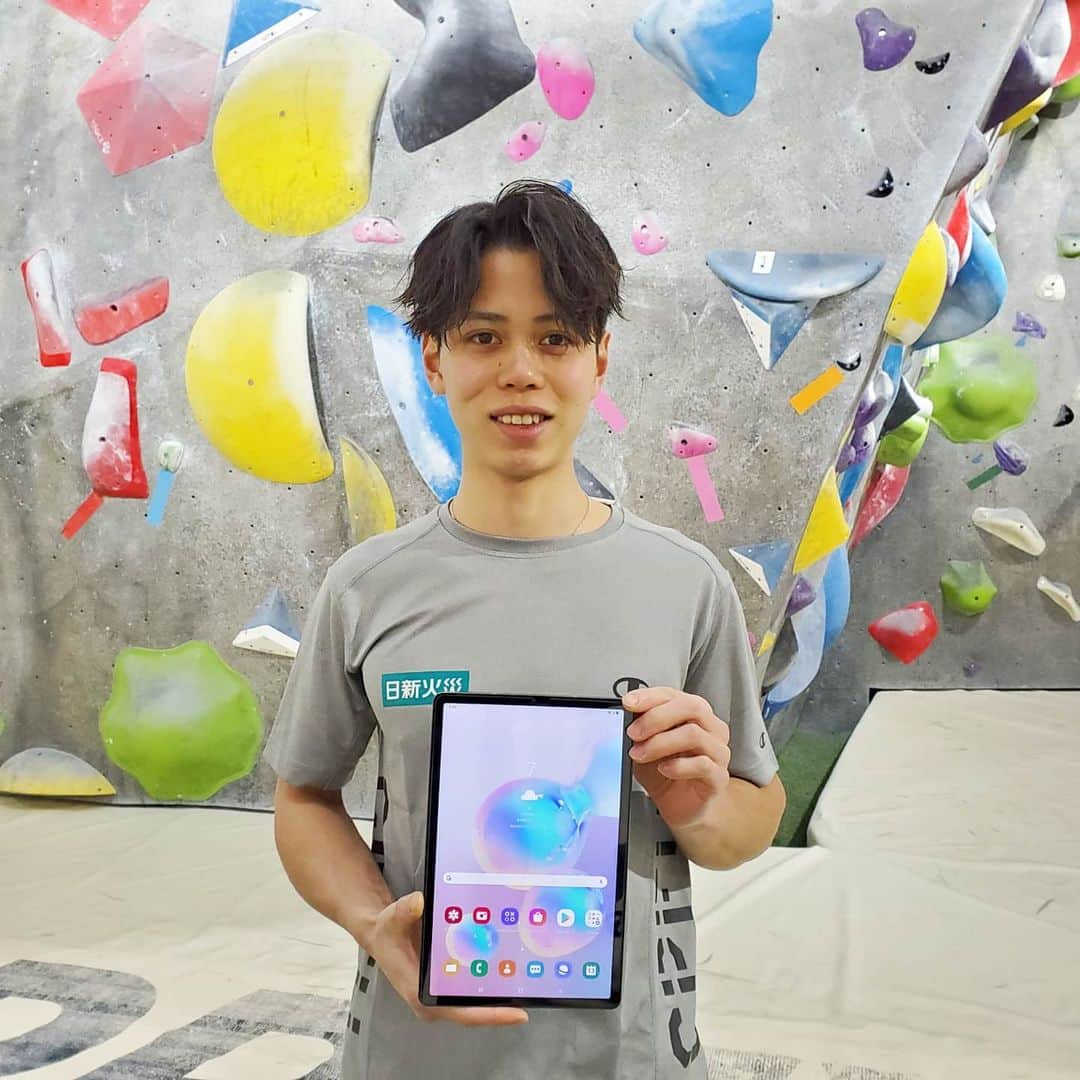 のインスタグラム：「Thank you for a nice present @galaxymobilejp 🎁🙏﻿ ﻿ #GalaxyTab をいただきました😁﻿ 大画面なので、クライミングの動画も見やすい！！﻿ 練習や試合時の動きの確認が、より正確に出来そうです📒✏️﻿ ﻿ #TeamGalaxy #Ambassador」