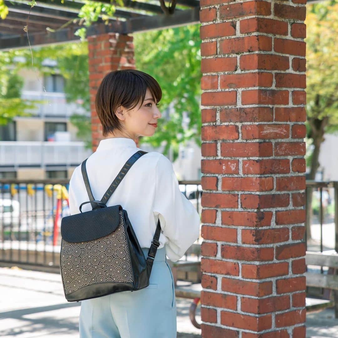 古都印伝さんのインスタグラム写真 - (古都印伝Instagram)「今や老若男女を問わずリュックが人気ですね。 こちらのリュックは、驚きの軽さ‼️ なんと470グラム‼️ 卵１パックより軽いのです。 少し早いですが、母の日のプレゼントとしても喜ばれること間違いなし。 オススメです。」2月25日 14時02分 - kotoinden