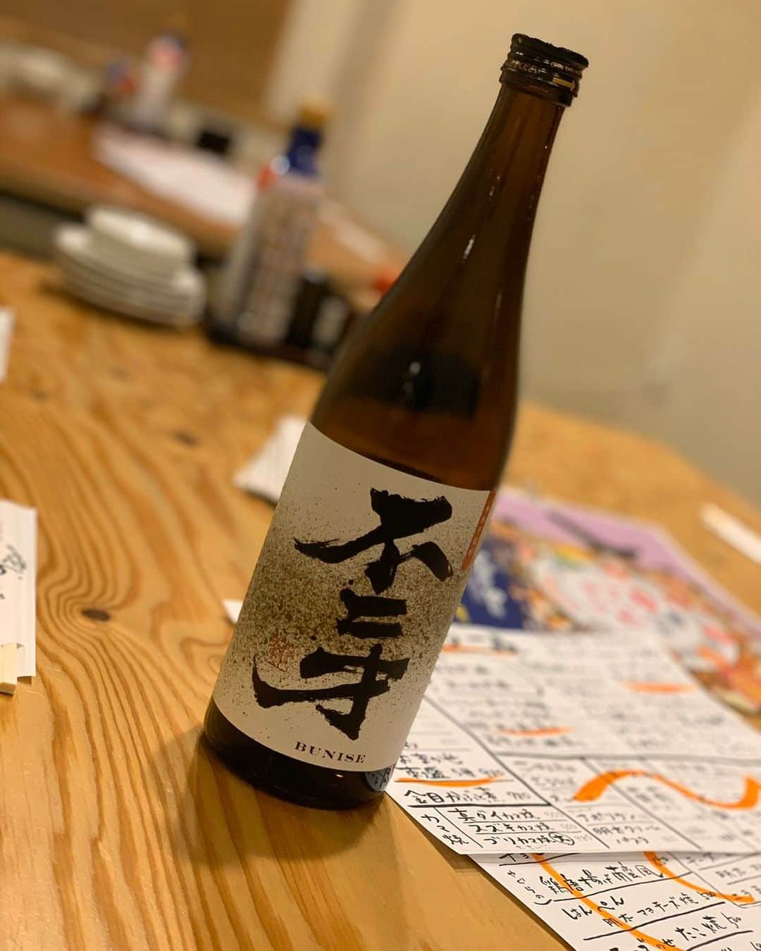 居酒屋やぐらのインスタグラム：「. 『居酒屋やぐら』 ～八幡山駅から徒歩3分～ URLはこちら⇒（@yagura__official） ------------------------------------------------ 「不二才」 誰しもが記憶に残っている焼き芋の香りの中に、 ほのかに鉱物の香りや穀物を発酵させた香りが隠れています。 口に含むと、煎った黒ゴマ、黒コショウのスパイシーな風味もありますが、 なめらかでふくよかな印象を持っていただけます。 ------------------------------------------------ #東京 #八幡山 #居酒屋やぐら #居酒屋 #創作 #宴会 #歓送迎会 #女子会 #酒場 #串焼き #地酒 #酒 #飲食店 #デート #おいしい #杉並区#刺身 #深夜営業 #焼酎 #お刺身 #お酒 #不二才 #焼き芋」