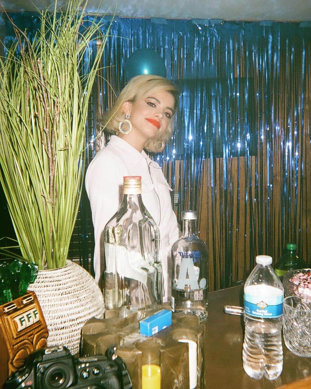HEY VIOLETのインスタグラム：「swipe for some new lyrics💋❤️ 4 days until we hop on IT WAS A SAD F**KING TOUR!!! make sure u put on ur dancing shoes」