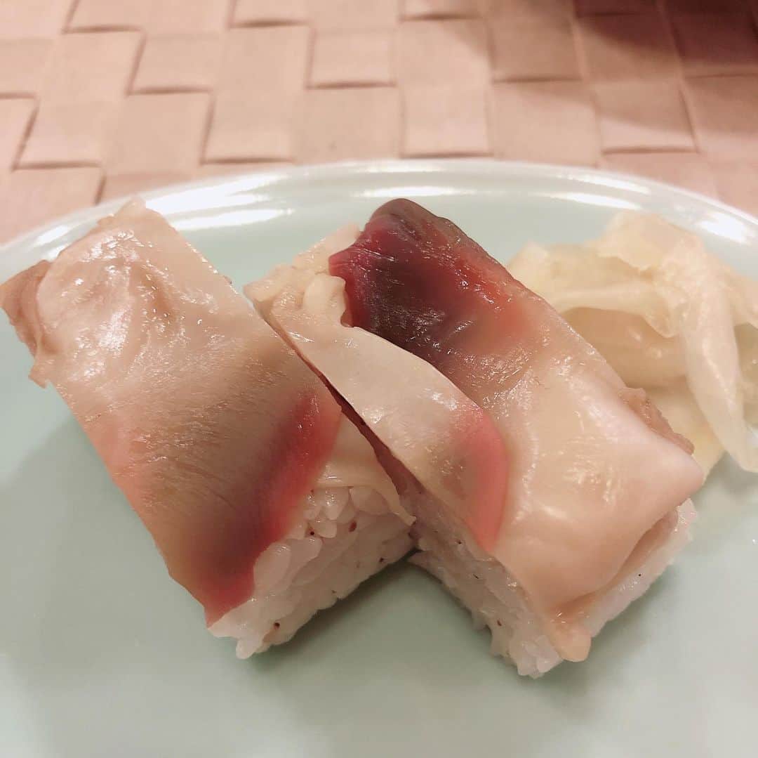 佐伯紅緒さんのインスタグラム写真 - (佐伯紅緒Instagram)「【釧路グルメ】  北海道・白糠町の美味しかったもの。 やなぎだこのお刺身と煮つけ、鮭のルイベ、地元の怪魚ハッカクの味噌焼き（めちゃめちゃ美味）、鹿のステーキ、柳葉魚（ししゃもと読みます）の塩焼き、ほっき貝のお寿司、自家製チーズのかかったプリン。 冬の釧路には美味しいものかたくさんあります。 これから往復することになりそうなので楽しみです。  #白糠町　#釧路　#北海道　#グルメ」2月25日 14時51分 - beniosaeki