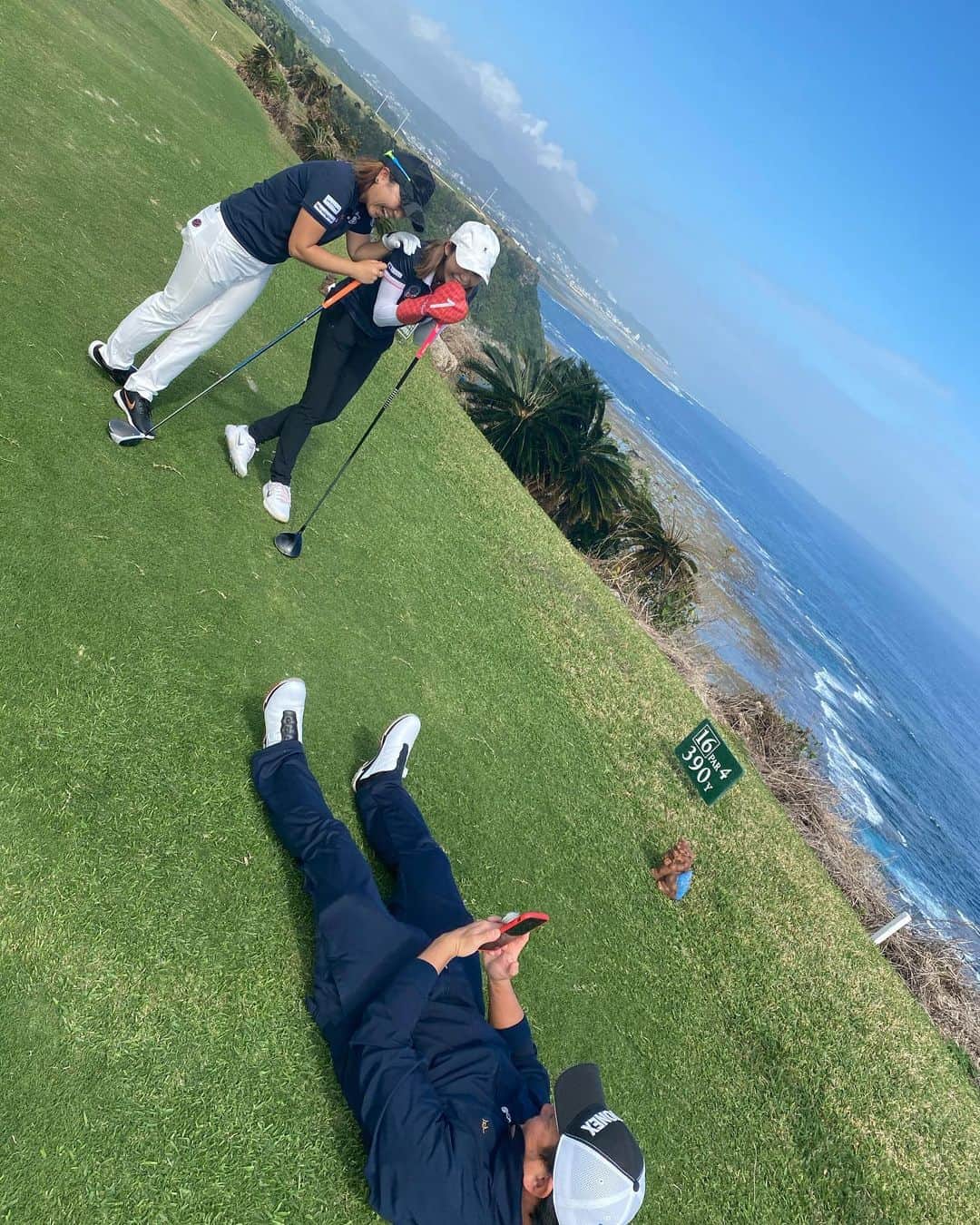 宮里美香さんのインスタグラム写真 - (宮里美香Instagram)「*** 同級生の久美ちゃんと久しぶりのラウンド🥳コーチの阿賀さんの写真の撮り方に、大爆笑な2人。笑 . #golf #okinawa  #同い年 #久しぶりのラウンド #金田久美子 ちゃん」2月25日 14時52分 - mikamiyazato_official