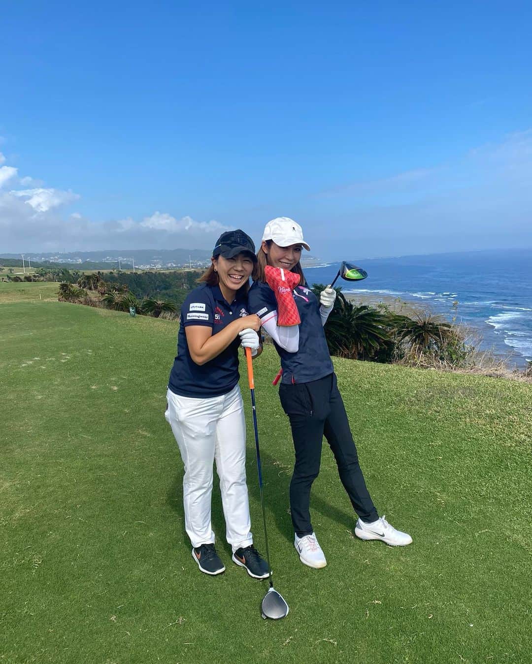 宮里美香のインスタグラム：「*** 同級生の久美ちゃんと久しぶりのラウンド🥳コーチの阿賀さんの写真の撮り方に、大爆笑な2人。笑 . #golf #okinawa  #同い年 #久しぶりのラウンド #金田久美子 ちゃん」