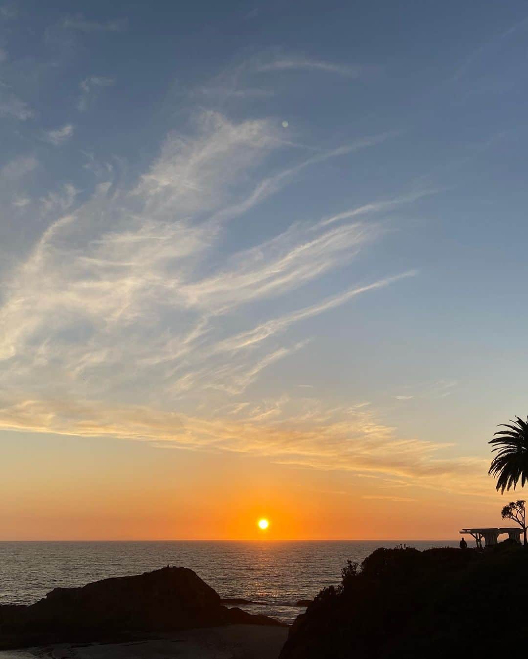 宮崎沙矢加さんのインスタグラム写真 - (宮崎沙矢加Instagram)「Life is short ,there is no reason not to go after what you love♥️such a beautiful sunset on the beach. . . 暑過ぎなくて冬のカリフォルニアの気候も好き💕 #california #lagunabeach #victoriabeach #sunsetlovers #ootd」2月25日 14時55分 - sarah___audrey