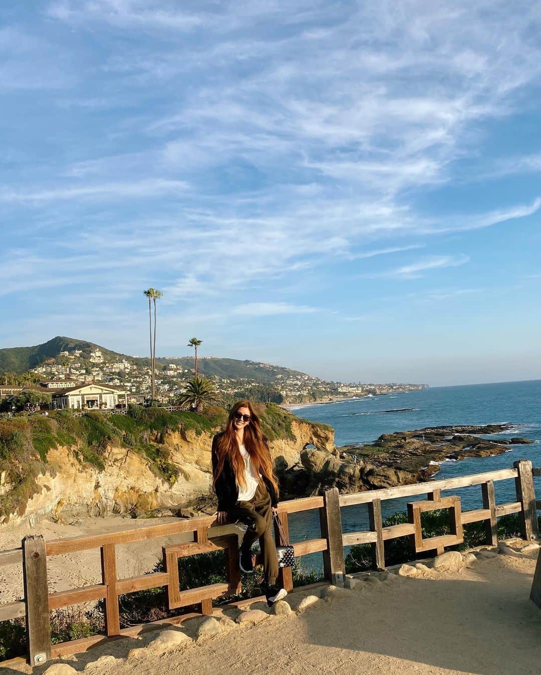 のインスタグラム：「Life is short ,there is no reason not to go after what you love♥️such a beautiful sunset on the beach. . . 暑過ぎなくて冬のカリフォルニアの気候も好き💕 #california #lagunabeach #victoriabeach #sunsetlovers #ootd」