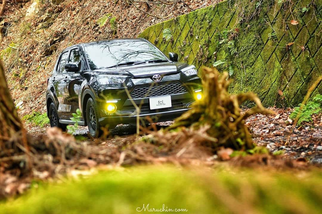 fcl.(エフシーエル)さんのインスタグラム写真 - (fcl.(エフシーエル)Instagram)「. 【Owner様コメント】  車のフォグは昔からイエロー派で今回もfclさんのLEDフォグを使わせていただきました！ムラのない綺麗なイエローでとても満足しています！！ . ***************** 【Supecial Thanks to]】 まるちん.com様(@sho_photo_05 ) 車種: #トヨタ #ライズ ***************** 【取り付け商品】 フォグランプ：#fclLEDヘッドライト ファン付 イエロー ※RAIZEは純正LED装着車のため、社外LED交換をするにはフォグランプAssyの交換が必要です。fcl.での取り扱いはございません。 . . . ▶お買いものは写真内のタグをタップ！ またはプロフィールのリンクからどうぞ→@fcl_ledhid . . . . #fcl #エフシーエル #車のある風景 #カスタムカー #車いじり #愛車 #車好き #車好きな人と繋がりたい #車撮影 #車好きと繋がりたい #車の写真が好きな人と繋がりたい #愛車撮影 #愛車自慢 #愛車の好きな角度バトン #愛車紹介 #愛車のある風景 #車好きと繋がりたい #toyotaraize #ロッキー #Rocky #ダイハツロッキー #トヨタライズ #ライズインスタ部 #daihatsurocky #toyotaraize #daihatsurocky」2月25日 15時08分 - fcl_ledhid