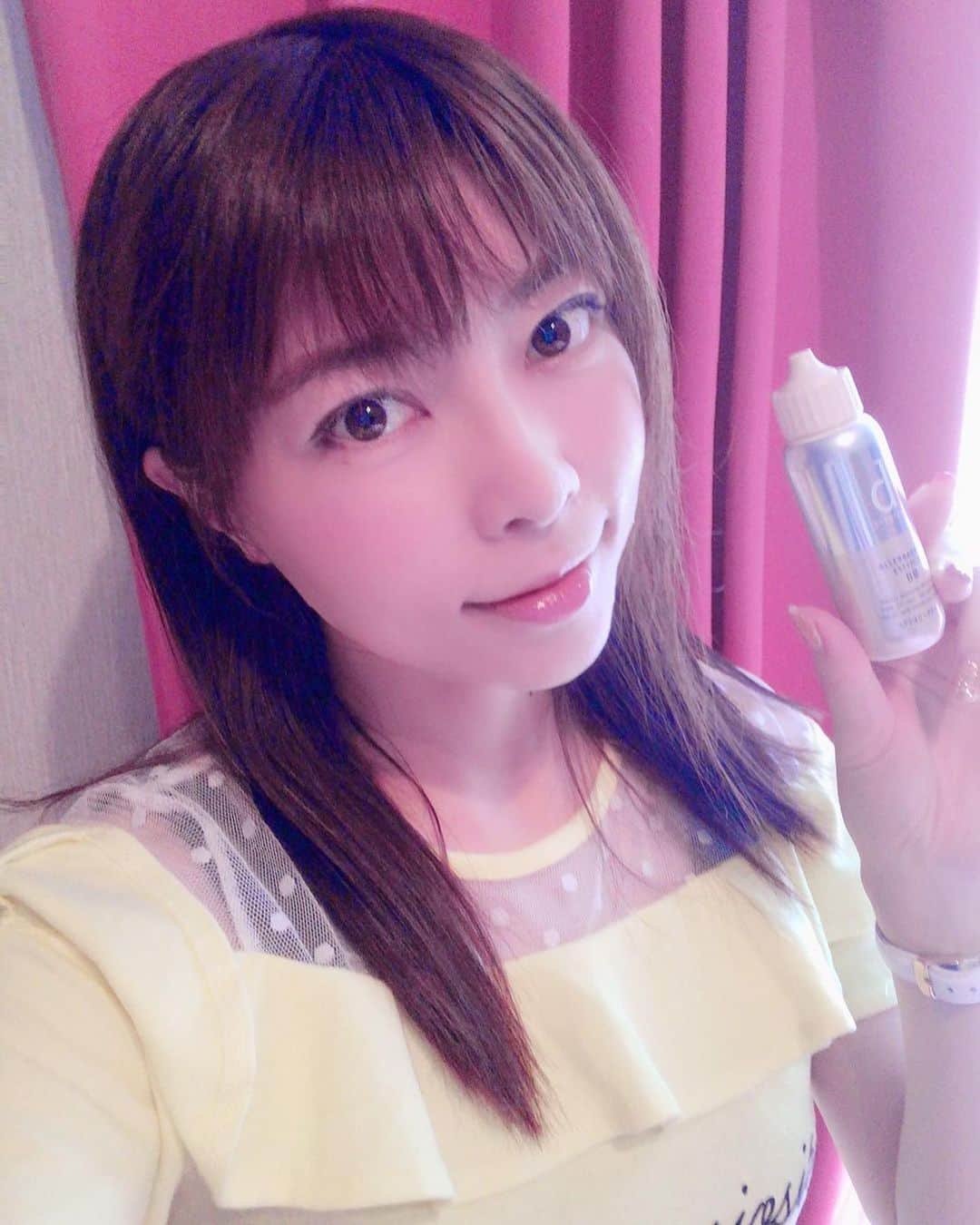 のインスタグラム：「やっほーぉぉ⭐︎⭐️⭐︎今日のメイクでーす。(o^^o)💓today's ootd&makeup💓💓 . 春メイク❤️❤️ . makeup base&foundationにこの新しいコスメ使ってみたのーぉ❤️ . 「d プログラム　アレルバリア　エッセンス　BB」を使わせていただいてまーす❤️ いま、これCMでよくやってますよねん。 . 少しの量なのに、とても伸びのいいテクスチャーでお肌につけるとしっとりとしてかなり密着感があるー！  それなのに、軽やかなつけ心地なので春っぽいツヤ感のある感じにベースが仕上がるかもっっ(^ ^) 嬉しい。❤️ .  #PR #dプログラム #dprogram #アレルバリア #敏感肌 #花粉 資生堂ジャパンのキャンペーンに参加中[PR]  #メイク好き #ベースメイク #メークアップ #メイク大好き #ビュースタグラマー #コスメ好き  #新作コスメ #コスメ大好き #コスメマニア #コスメ #美容 #美容好き #BBクリーム #ファンデーション #ファンデ #今日のコーデ  #今日のファッション #春メイク #ビューティー #美肌メイク #旅インスタグラマー #インスタグラマー #インフルエンサー #ファッショニスタ」