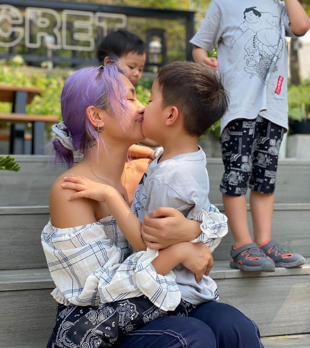 のインスタグラム：「You're big but forever Baby for mommy✨」