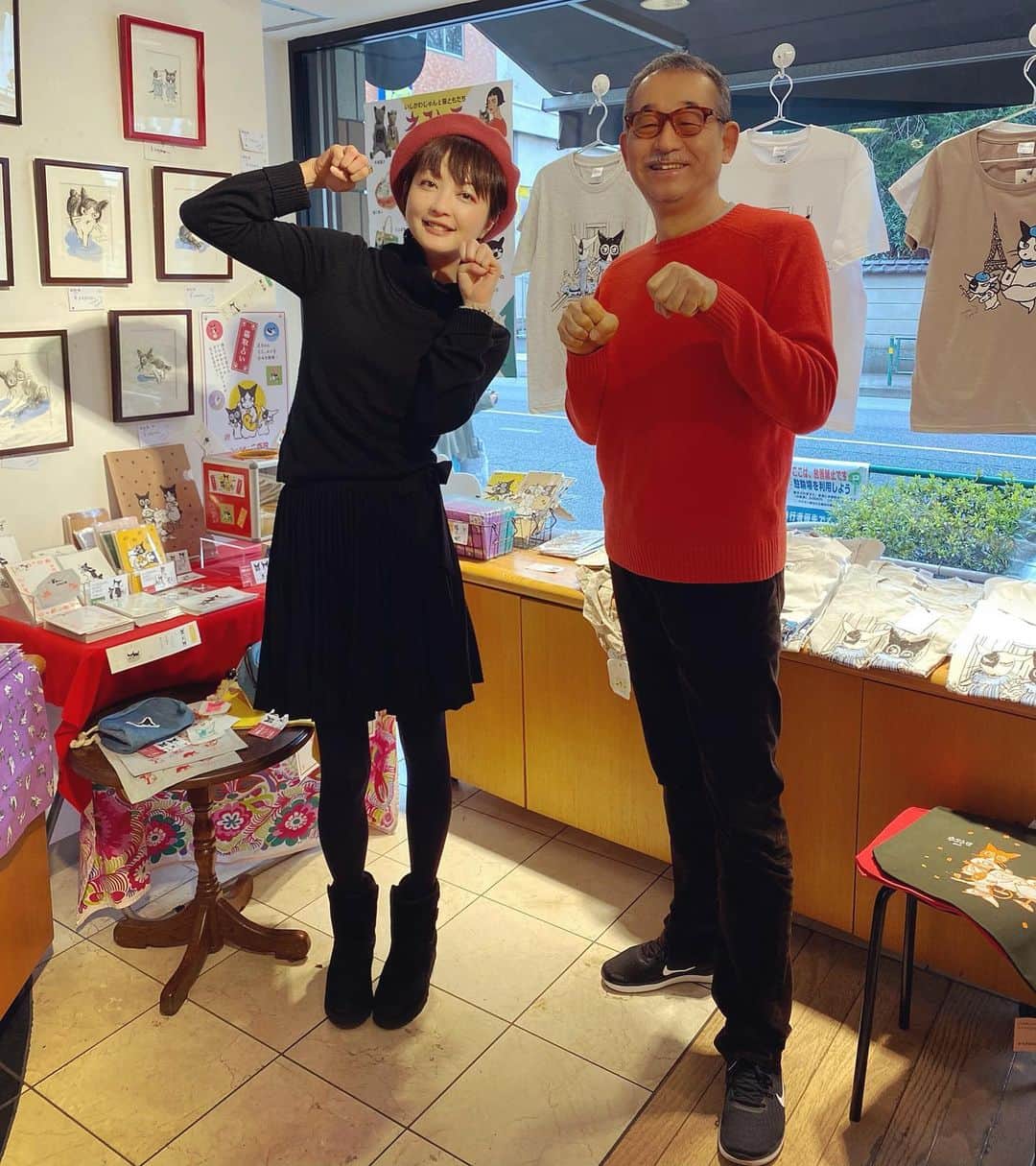 野本かりあのインスタグラム：「いしかわじゅん先生が主催する 猫まみれのグループ展 恒例の『ネコトモ展』へ😼  今回初参加の『羊歯葉子』さんの作品に 目が釘付けでした❣️❣️ いしかわ先生のシャイニャングTシャツも最高✨ #ネコトモ」