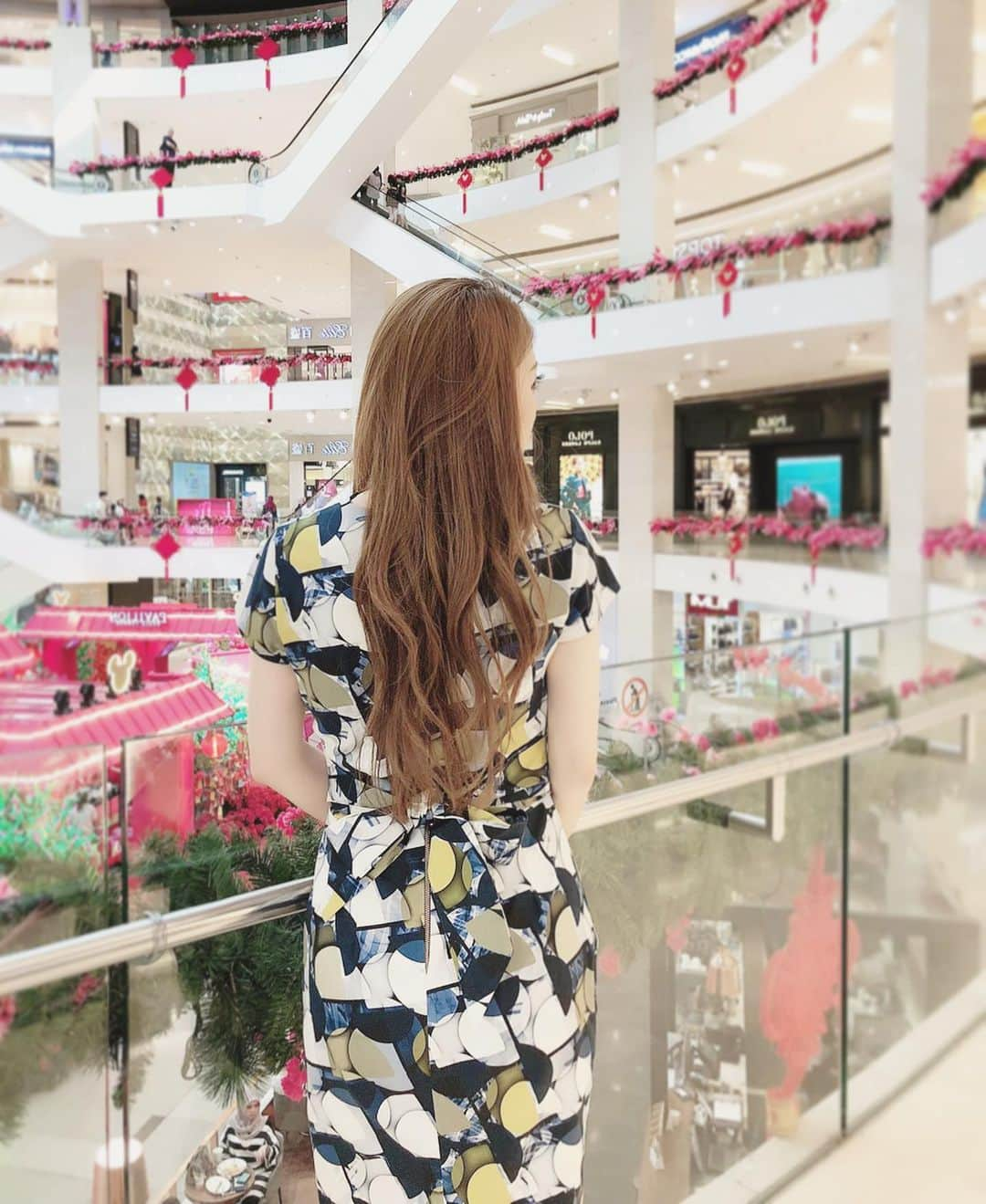 東條恭子さんのインスタグラム写真 - (東條恭子Instagram)「. . Shopping at Pavilion💗💛 KLの繁華街ブキッビンタンにあるショッピングモール, パビリオン♡ 毎度こちらでお買い物を楽しみます♡ モール内は旧正月の装飾がまだしてあって可愛かった~🎶 . dress... #andyoudressingroom . #pavilion #パビリオン #shopping #shoppingmall #trip #vacation #旅行 #旅行大好き #旅行好き #旅行好きな人と繋がりたい #旅行好き女子 #海外旅行 #海外旅行好きな人と繋がりたい #海外旅行大好き #malaysia #kl #kualalumpur #帰国子女 #旅女 #旅女子 #タビジョ #タビジョと繋がりたい #旅スタグラム #バイリンガル」2月25日 15時12分 - kyoko_tojo