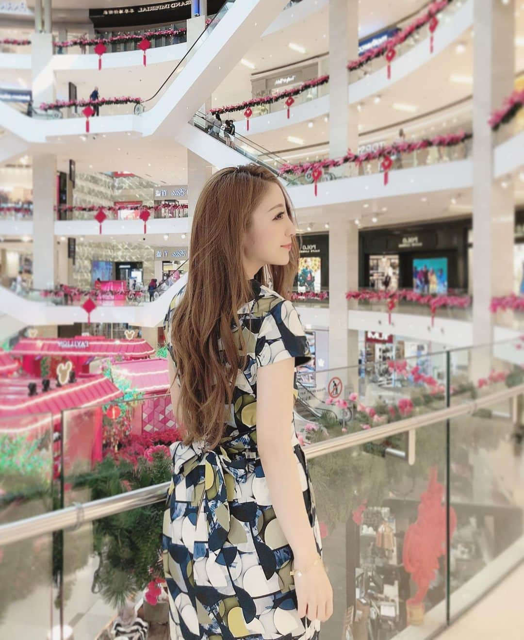 東條恭子さんのインスタグラム写真 - (東條恭子Instagram)「. . Shopping at Pavilion💗💛 KLの繁華街ブキッビンタンにあるショッピングモール, パビリオン♡ 毎度こちらでお買い物を楽しみます♡ モール内は旧正月の装飾がまだしてあって可愛かった~🎶 . dress... #andyoudressingroom . #pavilion #パビリオン #shopping #shoppingmall #trip #vacation #旅行 #旅行大好き #旅行好き #旅行好きな人と繋がりたい #旅行好き女子 #海外旅行 #海外旅行好きな人と繋がりたい #海外旅行大好き #malaysia #kl #kualalumpur #帰国子女 #旅女 #旅女子 #タビジョ #タビジョと繋がりたい #旅スタグラム #バイリンガル」2月25日 15時12分 - kyoko_tojo