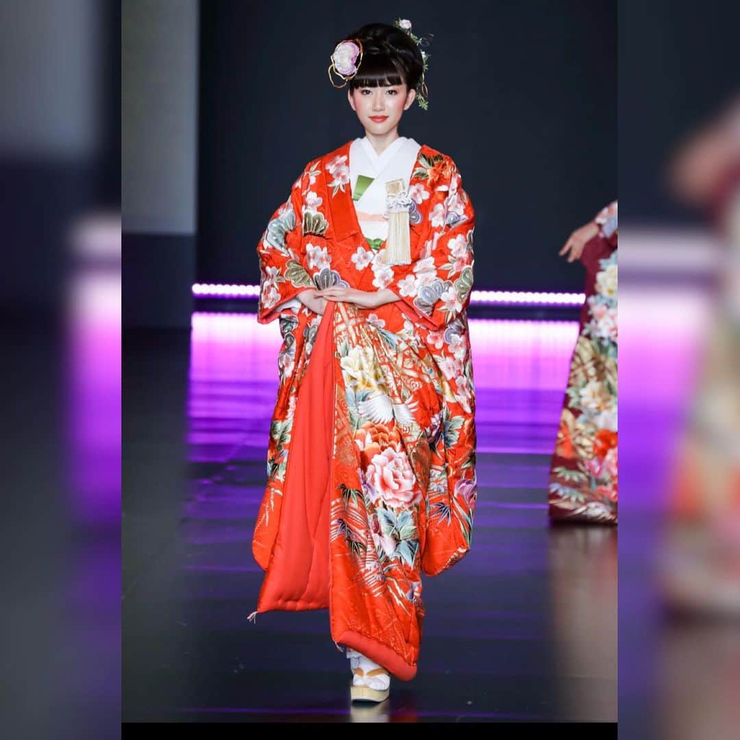 黒田瑞貴のインスタグラム：「55th Yumi Katsura Grand Collection 2020 in Tokyo とても大きな舞台で、素敵なお着物と歩けて幸せでした😭💕 #yumikatsura #桂由美　#fashion #kimono #着物　#打掛　#japanesegirl #instafashion #instalike #wedding」