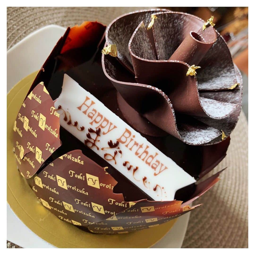 金城茉奈のインスタグラム：「Instagramにも。  昨日は、、そうなのです。 24歳の誕生日でした！ あっという間に24歳。  色んな方に出会えて、役と出会えて色んな経験ができて幸せでした。 自分を忘れずに、そしてたくさんの方に支えられて今があること、どんな時でも感謝の気持ちを胸に頑張って行きます！！ どんな年になるかな。 それも自分次第だと思います。 夢は逃げない！猪突猛進！充実した歳にするぞ！  たくさんのおめでとうの言葉、本当に嬉しかったです(๑˃̵ᴗ˂̵) コメントしてくださった皆さんありがとうございます。  24歳の金城茉奈もよろしくお願いします。  #金城茉奈#誕生日」