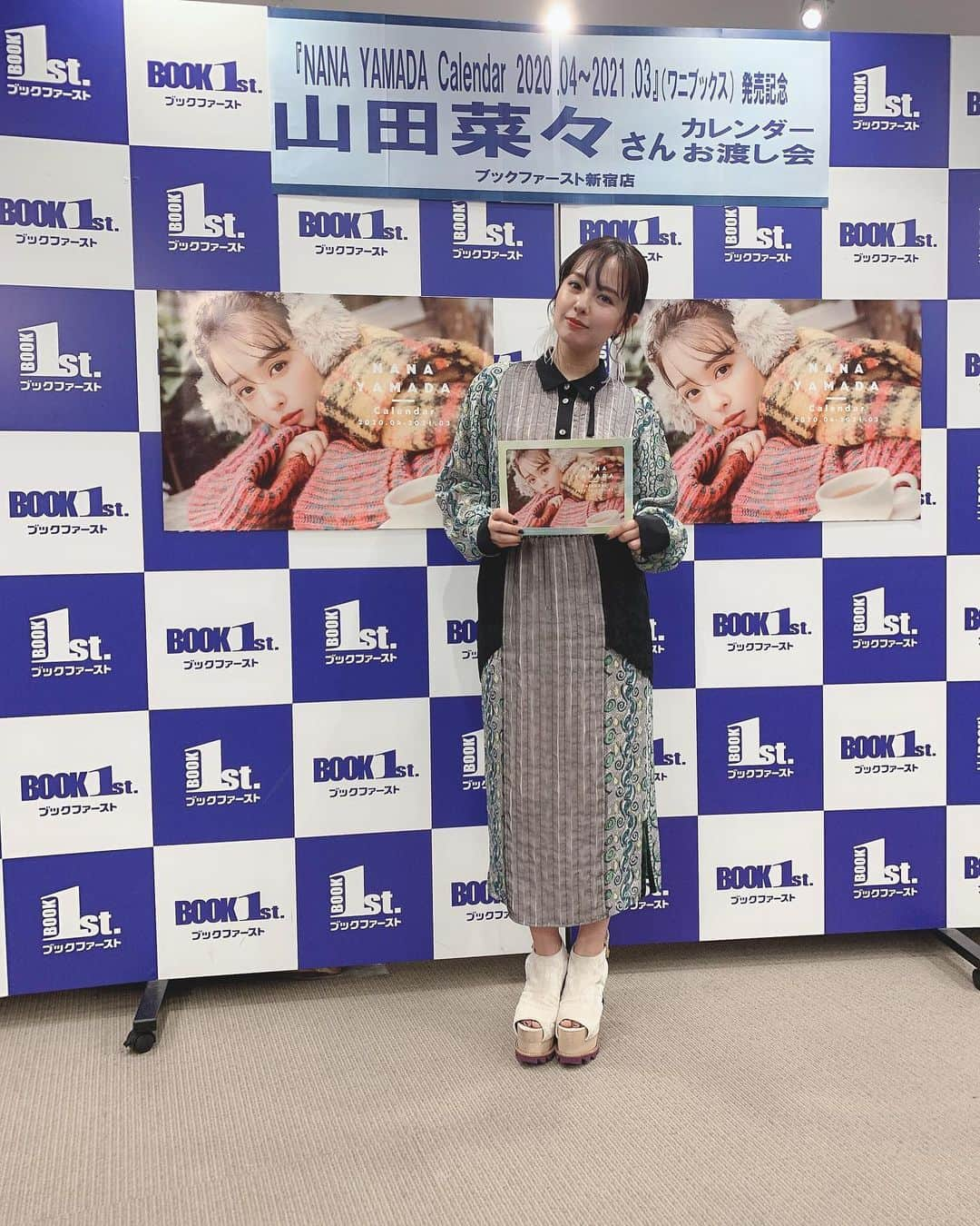 山田菜々さんのインスタグラム写真 - (山田菜々Instagram)「カレンダーイベント東京大阪とありがとうございました☺️♡﻿ ﻿ いろんな規制や心配があるなかで、﻿ たくさんの方の協力がありなんとか開催できて﻿ ほんとに良かったです🥺感謝。﻿ ﻿ このカレンダーがよりたくさんの方に﻿ これからも手にとっていただけるように﻿ 引き続き宣伝していきたいとは思います❤️笑﻿ ﻿ 今年はカメラマンさんは女鹿さん☺ @seiji_mega ︎﻿ スタイリストは内田さん☺ @uchi_daxx ︎﻿ ヘアメイクはかなさんでした☺ @chankana_make ︎﻿ ﻿ その他にもワニブックスさんをはじめ、﻿ たくさんの方のお力で完成しました✨﻿ ﻿ みんなからの感想読んでます☺️✌︎﻿ ありがと〜☺️可愛い可愛いと褒めてくださいなっ♡」2月25日 15時31分 - tannana.yamada