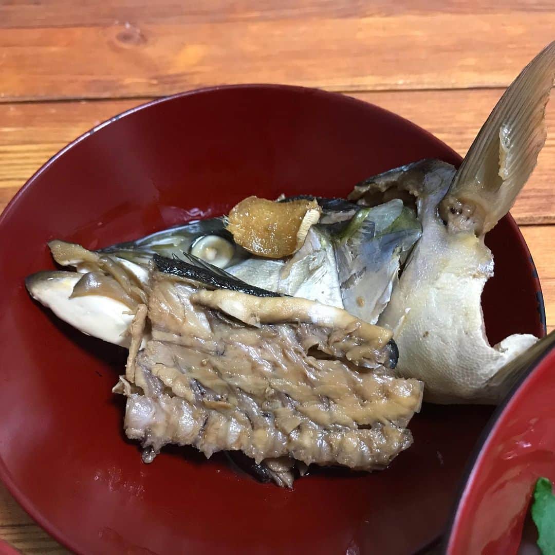 菊地浩輔さんのインスタグラム写真 - (菊地浩輔Instagram)「わかしを さばいて、あら汁煮付けて こうしてやったさ！！ 白い中身のお椀は卵白のお吸い物です。 #魚 #料理 #丼 #自炊 #ご飯 #美味い」2月25日 15時31分 - okikusaaan