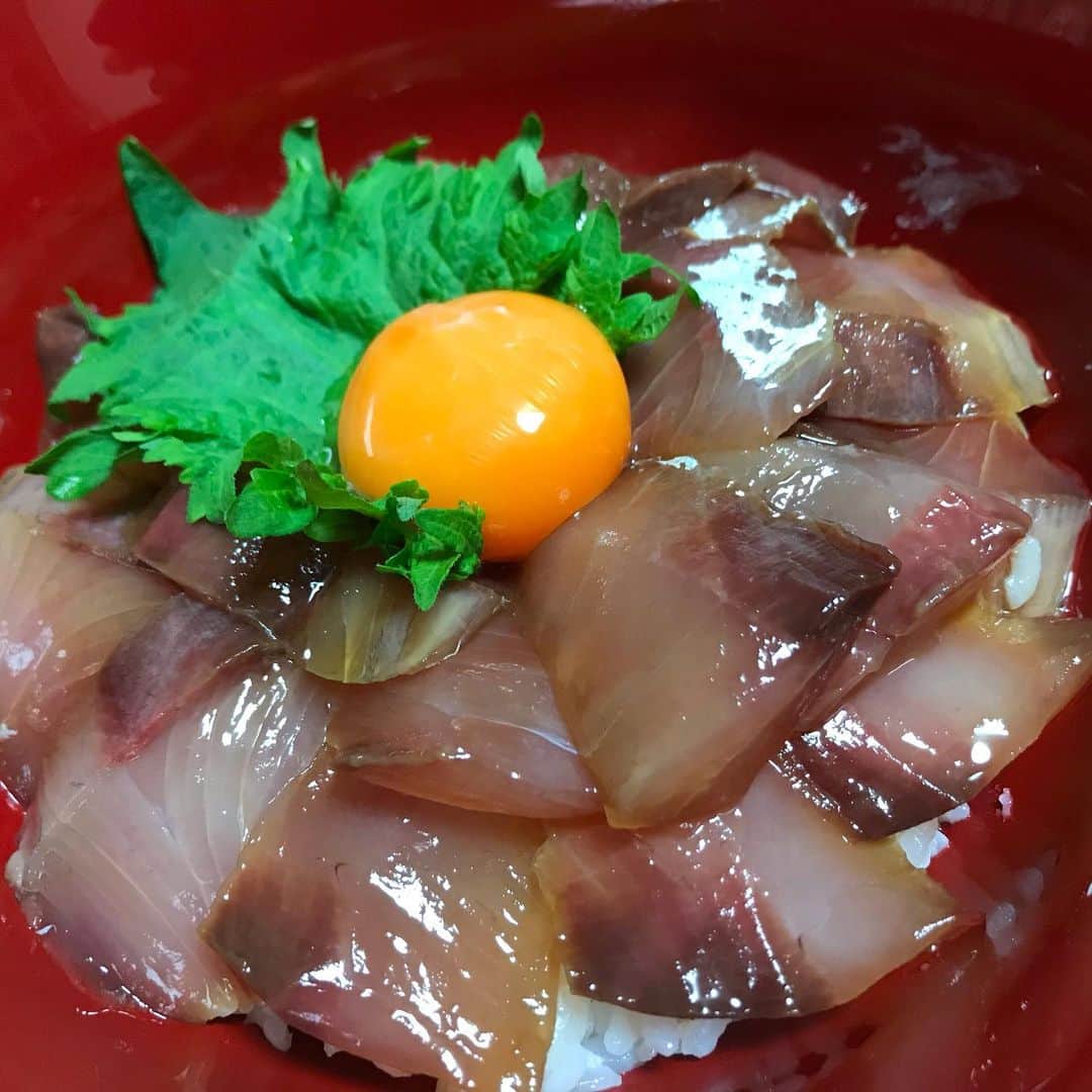 菊地浩輔さんのインスタグラム写真 - (菊地浩輔Instagram)「わかしを さばいて、あら汁煮付けて こうしてやったさ！！ 白い中身のお椀は卵白のお吸い物です。 #魚 #料理 #丼 #自炊 #ご飯 #美味い」2月25日 15時31分 - okikusaaan